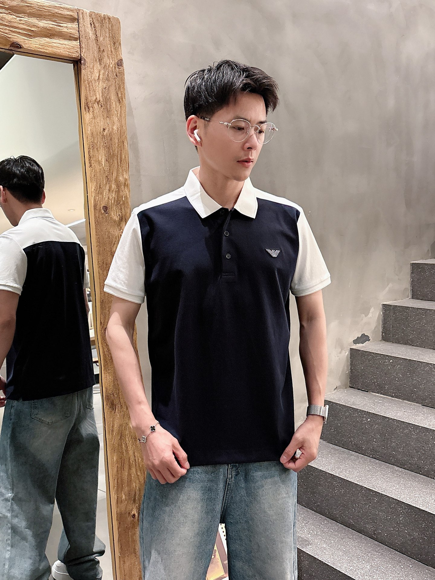 NO:162130,Armani High-end goods business, white-collar workers, must-have items for individuals in the unit!  Casual business lapel short sleeves, technological fabric, great body feel, smooth texture and great texture!  Good elasticity, no sense of restraint, the fabric has its own breathable mesh, moisture absorption and sweating, quick drying and keeping it dry, small lapel placket-breasted design, showing a straight posture, not soft pedal, simple style, can be used for business and leisure, highly recommended!  Simple, generous, clean and neat, elegant and gentlemanly. The key is the fabric, the key is to quality control, the feel is extremely delicate and smooth, the fabric has a good gloss and upper body skeleton feel, so you can greet mature and quality men's clothing!  Sweat in summer and dry in seconds, a brand new experience. Business commuting and leisure. M-4XL is worn at a maximum of 210 kilograms. Please place an order and report your height and weight!  ,armani,T-shirt,alexander wang19860909阿玛尼 高端货商务 白领 单位人士必入单品！ 休闲商务翻领短袖,科技面料,体感非常棒,手感顺滑质感很棒！弹性好,无任何束缚感,面料自带透气网孔,吸湿排汗,速干保持干爽,小翻领门襟排扣设计,展露挺拔姿态,不软踏,简约款式,商务休闲都可驾驭,强烈推荐！简单大方干净利落,儒雅绅士风度.高级材质,重点就是面料上,品控的必上,手感极其细腻光滑,面料光泽感和上身骨架感好,打招成熟品质男装！夏天出汗秒干,全新体验 商务通勤休闲 M-4XL最大穿210斤,下单报身高体重！,,armani,T-shirt,alexander wang,Men's clothing