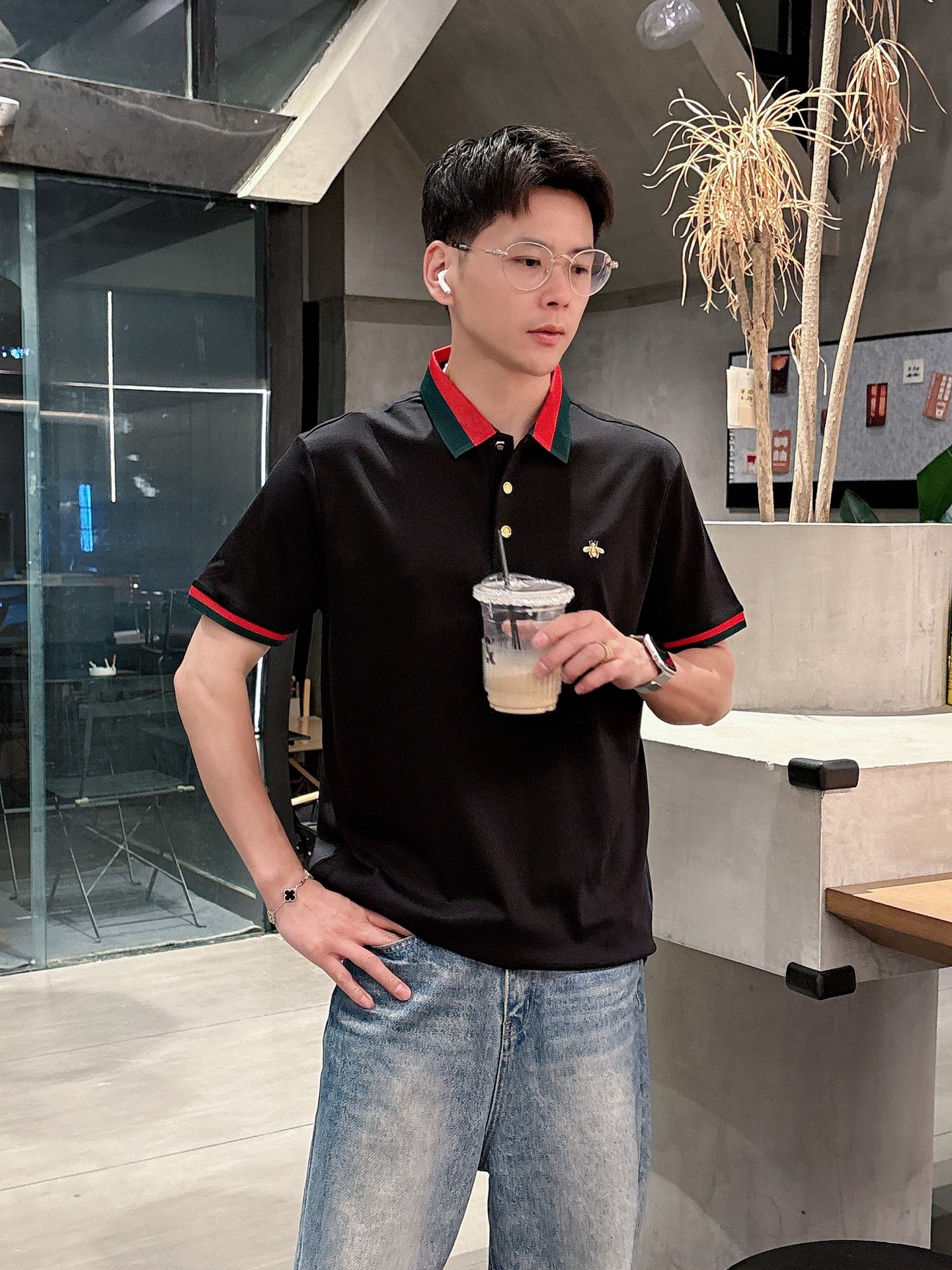 NO:162136,Guqi, high-end goods business, white-collar workers, must-have items for individuals in the unit!  Casual business lapel short sleeves, technological fabric, great body feel, smooth texture and great texture!  Good elasticity, no sense of restraint, the fabric has its own breathable mesh, moisture absorption and sweating, quick drying and keeping it dry, small lapel placket-breasted design, showing a straight posture, not soft pedal, simple style, can be used for business and leisure, highly recommended!  Simple, generous, clean and neat, elegant and gentlemanly. The key is the fabric, the key is to quality control, the feel is extremely delicate and smooth, the fabric has a good gloss and upper body skeleton feel, so you can greet mature and quality men's clothing!  Sweat in summer and dry in seconds, a brand new experience. Business commuting and leisure. M-4XL is worn at a maximum of 210 kilograms. Please place an order and report your height and weight!  ,T-shirt,alexander wang19860909古奇 高端货商务 白领 单位人士必入单品！ 休闲商务翻领短袖,科技面料,体感非常棒,手感顺滑质感很棒！弹性好,无任何束缚感,面料自带透气网孔,吸湿排汗,速干保持干爽,小翻领门襟排扣设计,展露挺拔姿态,不软踏,简约款式,商务休闲都可驾驭,强烈推荐！简单大方干净利落,儒雅绅士风度.高级材质,重点就是面料上,品控的必上,手感极其细腻光滑,面料光泽感和上身骨架感好,打招成熟品质男装！夏天出汗秒干,全新体验 商务通勤休闲 M-4XL最大穿210斤,下单报身高体重！,,T-shirt,alexander wang,Men's clothing