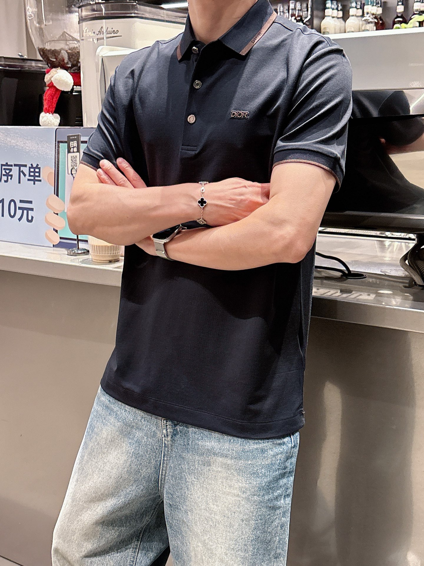 NO:162158,Dior High-end Goods Business White-collar workers are a must-have item for individuals in the unit!  Casual business lapel short sleeves, technological fabric, great body feel, smooth texture and great texture!  Good elasticity, no sense of restraint, the fabric has its own breathable mesh, moisture absorption and sweating, quick drying and keeping it dry, small lapel placket-breasted design, showing a straight posture, not soft pedal, simple style, can be used for business and leisure, highly recommended!  Simple, generous, clean and neat, elegant and gentlemanly. The key is the fabric, the key is to quality control, the feel is extremely delicate and smooth, the fabric has a good gloss and upper body skeleton feel, so you can greet mature and quality men's clothing!  Sweat in summer and dry in seconds, a brand new experience. Business commuting and leisure. M-4XL is worn at a maximum of 210 kilograms. Please place an order and report your height and weight!  ,dior,T-shirt,alexander wang19860909迪奥 高端货商务 白领 单位人士必入单品！ 休闲商务翻领短袖,科技面料,体感非常棒,手感顺滑质感很棒！弹性好,无任何束缚感,面料自带透气网孔,吸湿排汗,速干保持干爽,小翻领门襟排扣设计,展露挺拔姿态,不软踏,简约款式,商务休闲都可驾驭,强烈推荐！简单大方干净利落,儒雅绅士风度.高级材质,重点就是面料上,品控的必上,手感极其细腻光滑,面料光泽感和上身骨架感好,打招成熟品质男装！夏天出汗秒干,全新体验 商务通勤休闲 M-4XL最大穿210斤,下单报身高体重！,,dior,T-shirt,alexander wang,Men's clothing