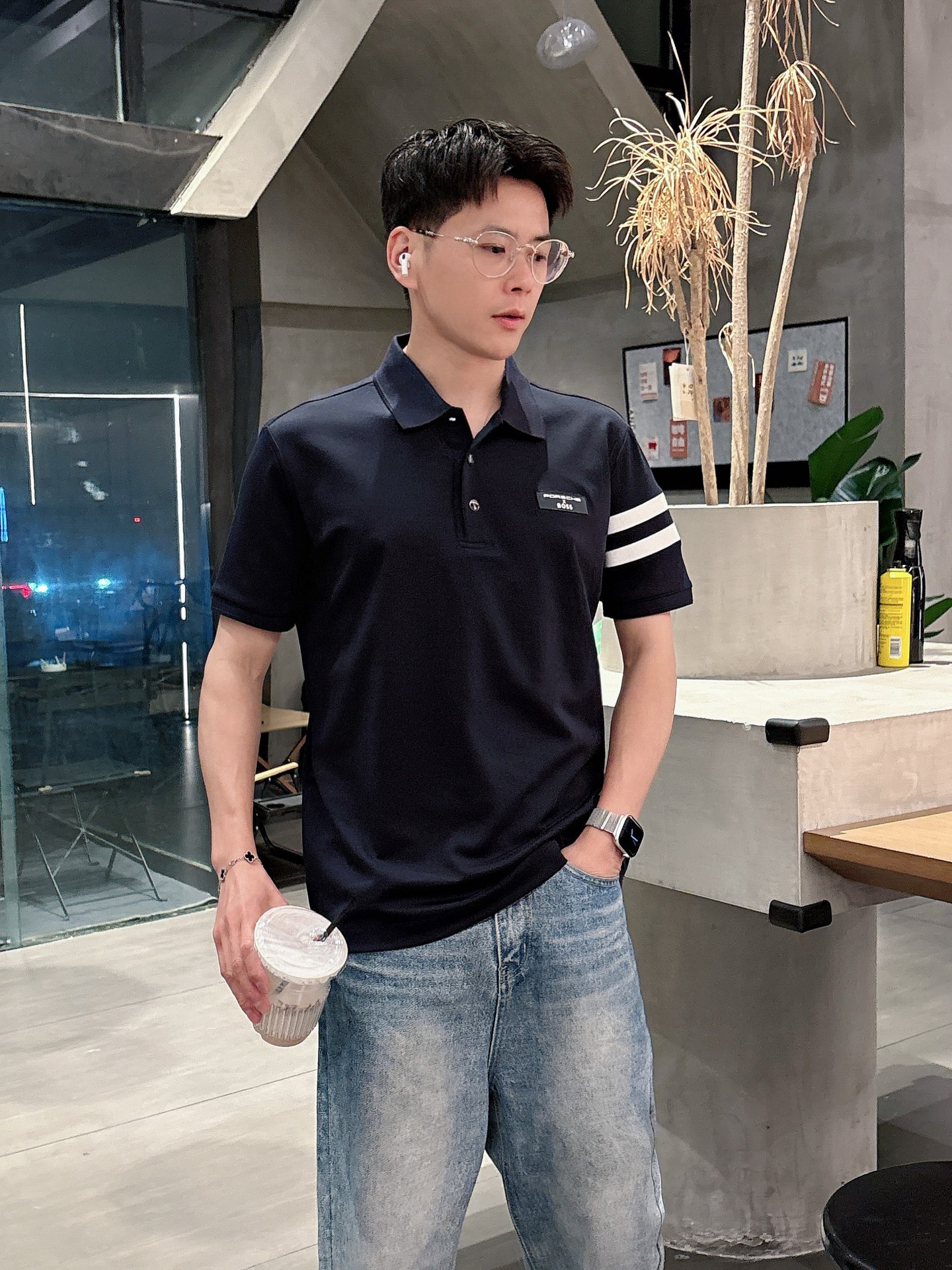 NO:162139,BOSS High-end Goods Business White-collar workers are a must-have item for individuals in the unit!  Casual business lapel short sleeves, technological fabric, great body feel, smooth texture and great texture!  Good elasticity, no sense of restraint, the fabric has its own breathable mesh, moisture absorption and sweating, quick drying and keeping it dry, small lapel placket-breasted design, showing a straight posture, not soft pedal, simple style, can be used for business and leisure, highly recommended!  Simple, generous, clean and neat, elegant and gentlemanly. The key is the fabric, the key is to quality control, the feel is extremely delicate and smooth, the fabric has a good gloss and upper body skeleton feel, so you can greet mature and quality men's clothing!  Sweat in summer and dry in seconds, a brand new experience. Business commuting and leisure. M-4XL is worn at a maximum of 210 kilograms. Please place an order and report your height and weight!  ,T-shirt,alexander wang19860909BOSS 高端货商务 白领 单位人士必入单品！ 休闲商务翻领短袖,科技面料,体感非常棒,手感顺滑质感很棒！弹性好,无任何束缚感,面料自带透气网孔,吸湿排汗,速干保持干爽,小翻领门襟排扣设计,展露挺拔姿态,不软踏,简约款式,商务休闲都可驾驭,强烈推荐！简单大方干净利落,儒雅绅士风度.高级材质,重点就是面料上,品控的必上,手感极其细腻光滑,面料光泽感和上身骨架感好,打招成熟品质男装！夏天出汗秒干,全新体验 商务通勤休闲 M-4XL最大穿210斤,下单报身高体重！,,T-shirt,alexander wang,Men's clothing