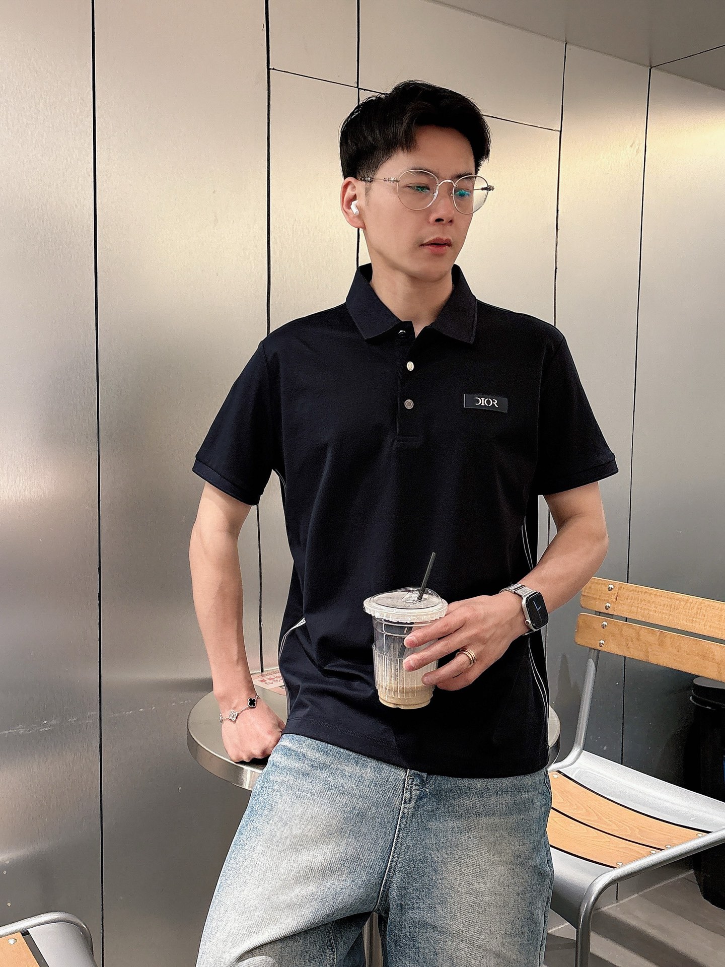 NO:162142,Dior High-end Goods Business White-collar workers are a must-have item for individuals in the unit!  Casual business lapel short sleeves, technological fabric, great body feel, smooth texture and great texture!  Good elasticity, no sense of restraint, the fabric has its own breathable mesh, moisture absorption and sweating, quick drying and keeping it dry, small lapel placket-breasted design, showing a straight posture, not soft pedal, simple style, can be used for business and leisure, highly recommended!  Simple, generous, clean and neat, elegant and gentlemanly. The key is the fabric, the key is to quality control, the feel is extremely delicate and smooth, the fabric has a good gloss and upper body skeleton feel, so you can greet mature and quality men's clothing!  Sweat in summer and dry in seconds, a brand new experience. Business commuting and leisure. M-4XL is worn at a maximum of 210 kilograms. Please place an order and report your height and weight!  ,dior,T-shirt,alexander wang19860909迪奥 高端货商务 白领 单位人士必入单品！ 休闲商务翻领短袖,科技面料,体感非常棒,手感顺滑质感很棒！弹性好,无任何束缚感,面料自带透气网孔,吸湿排汗,速干保持干爽,小翻领门襟排扣设计,展露挺拔姿态,不软踏,简约款式,商务休闲都可驾驭,强烈推荐！简单大方干净利落,儒雅绅士风度.高级材质,重点就是面料上,品控的必上,手感极其细腻光滑,面料光泽感和上身骨架感好,打招成熟品质男装！夏天出汗秒干,全新体验 商务通勤休闲 M-4XL最大穿210斤,下单报身高体重！,,dior,T-shirt,alexander wang,Men's clothing