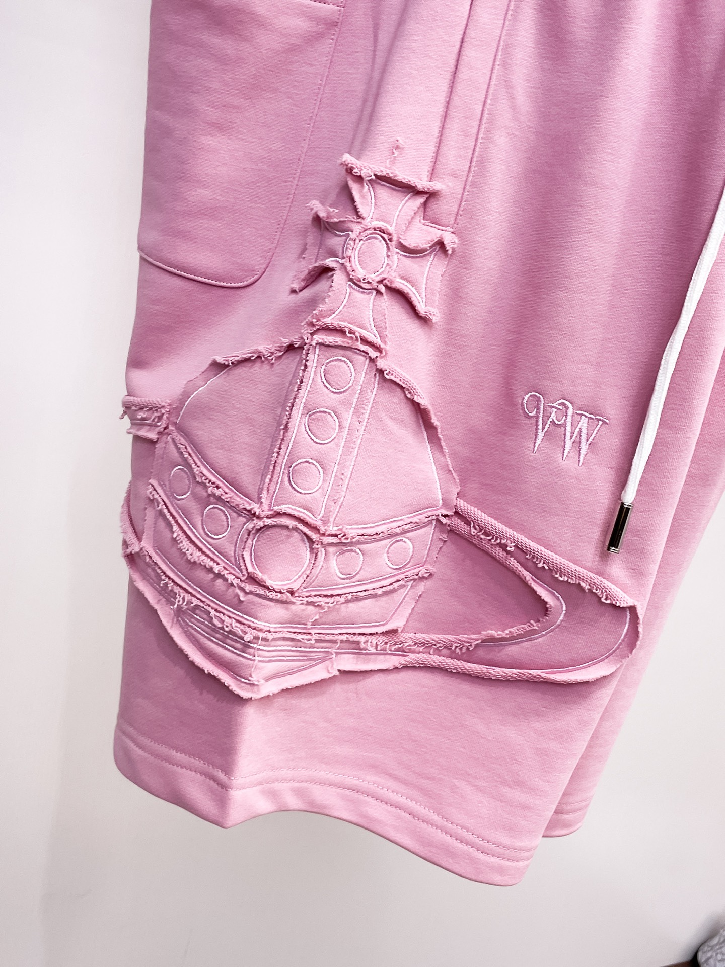 “Men’s Leisure Shorts: Queen of the West Sea, High-Comfort Fabrics, Impeccable Details” - 图片 4