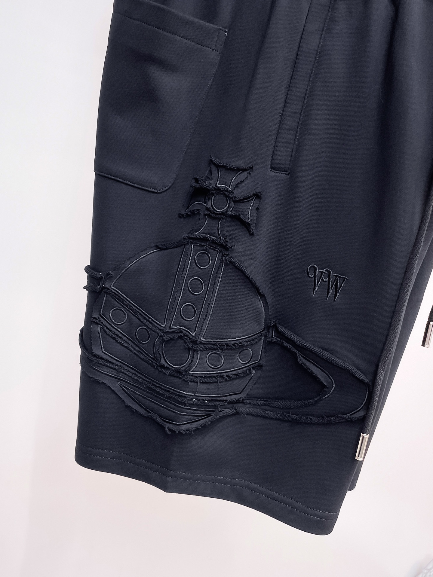 “High-Comfort Men’s Leisure Shorts with Impeccable Details and Original Logo Design” - 图片 4