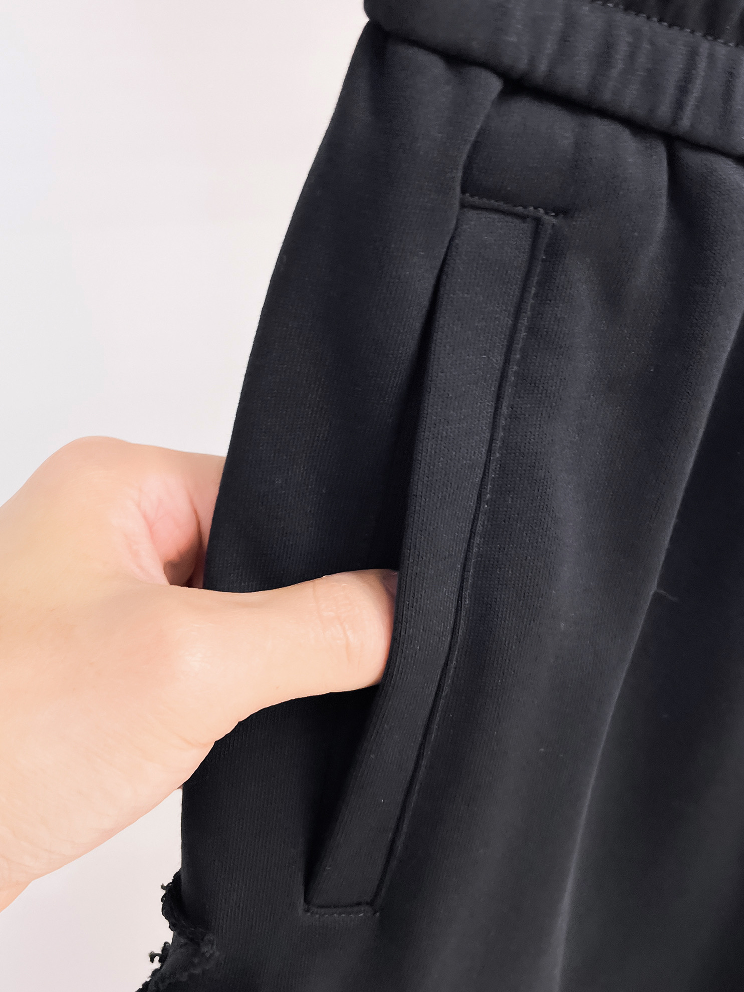 “High-Comfort Men’s Leisure Shorts with Impeccable Details and Original Logo Design” - 图片 9