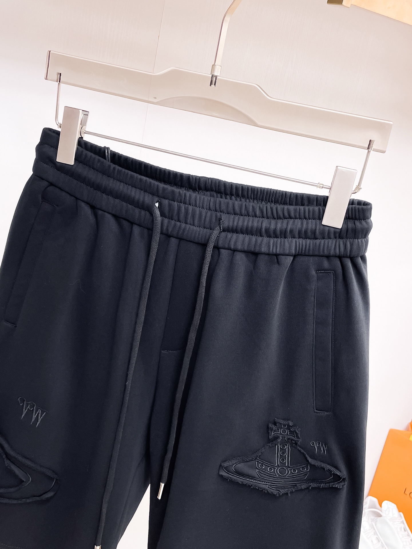 “High-Comfort Men’s Leisure Shorts with Impeccable Details and Original Logo Design” - 图片 3