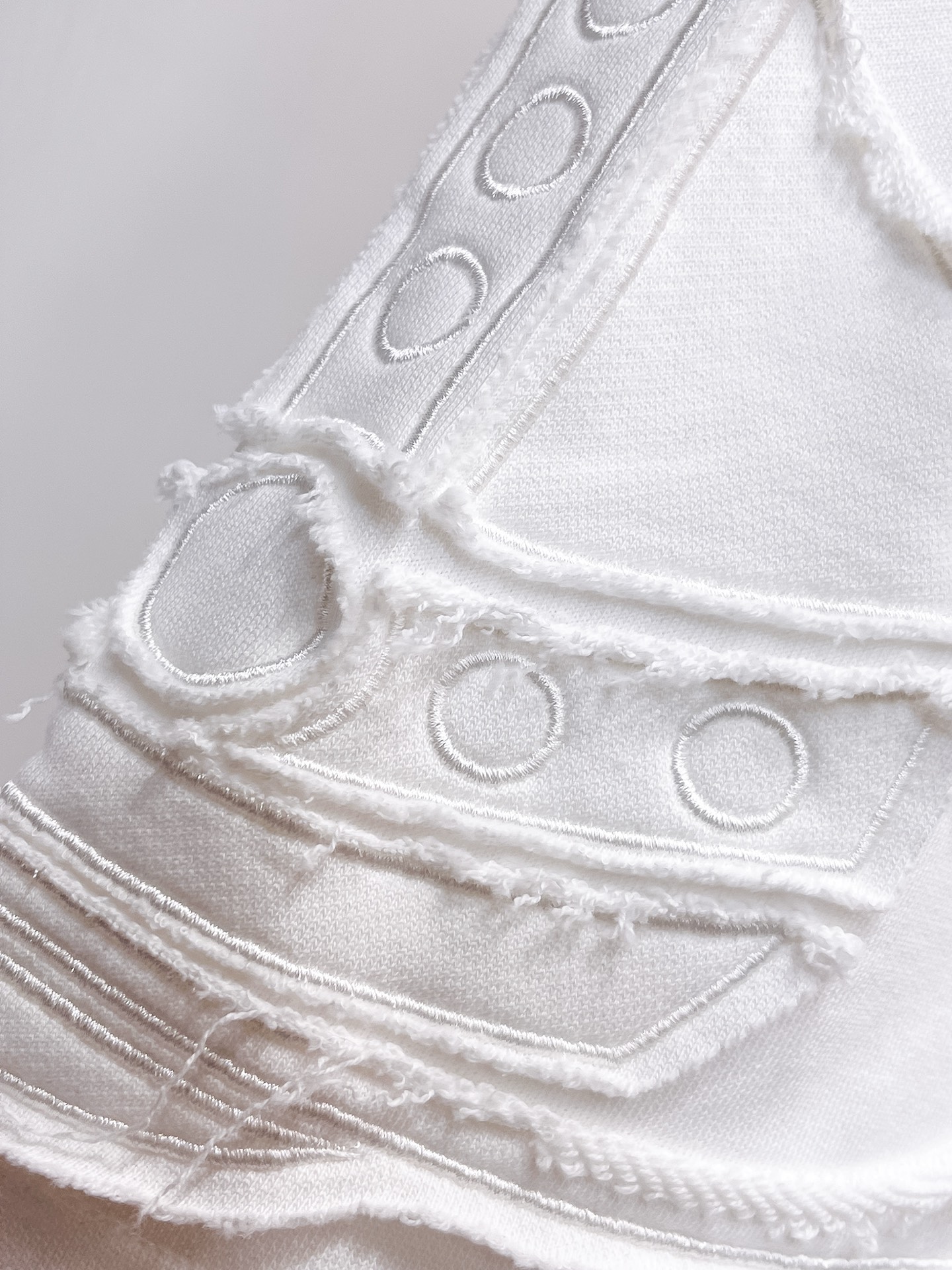 “New Men’s Leisure Shorts: High-Comfort Fabrics, Impeccable Details, Original Logo Design” - 图片 5