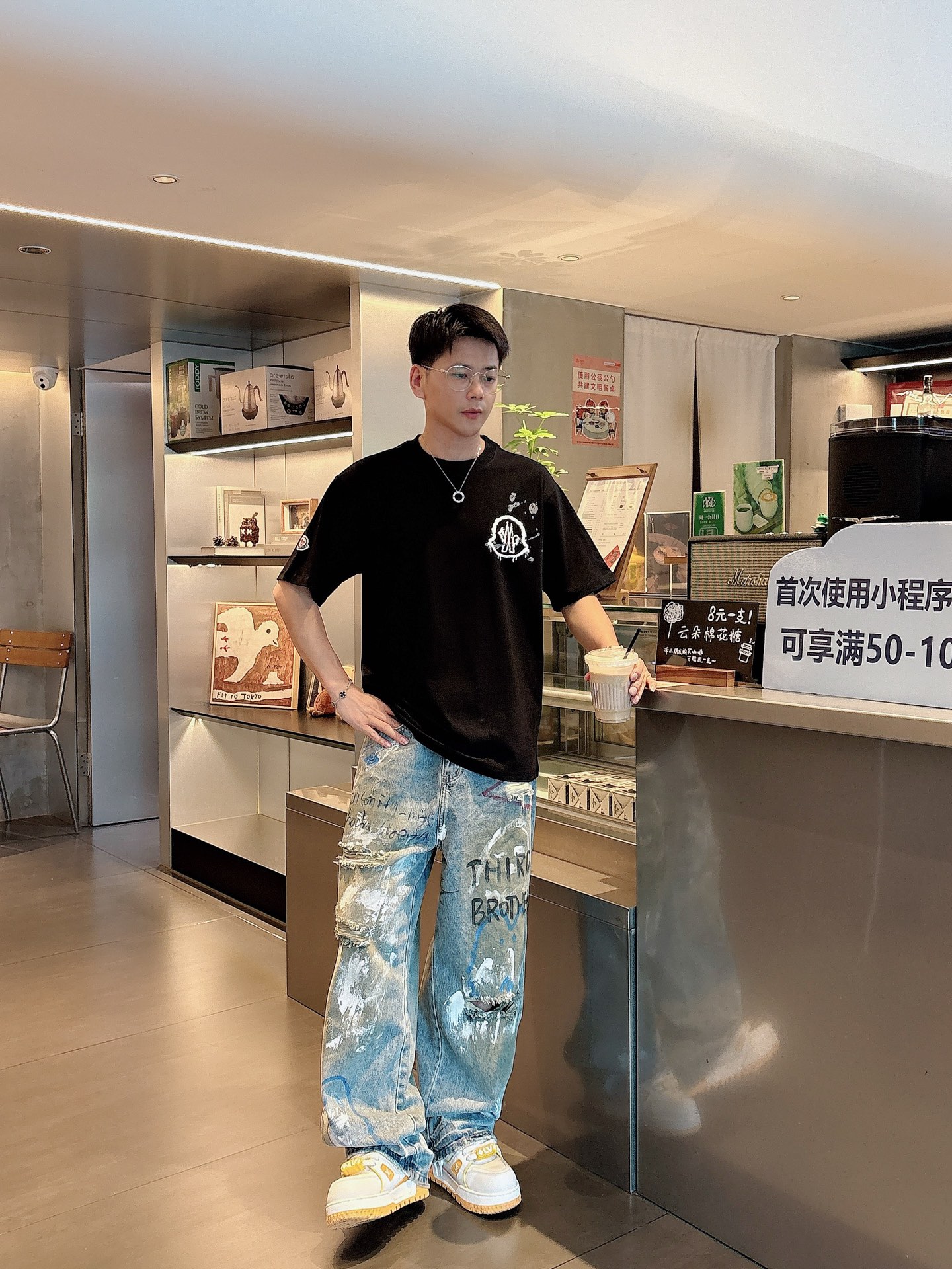    蒙口  三标齐全。 2025夏季新款最新品短袖T恤，专柜同步有售，原单狠货，时尚进口原版科技面料，