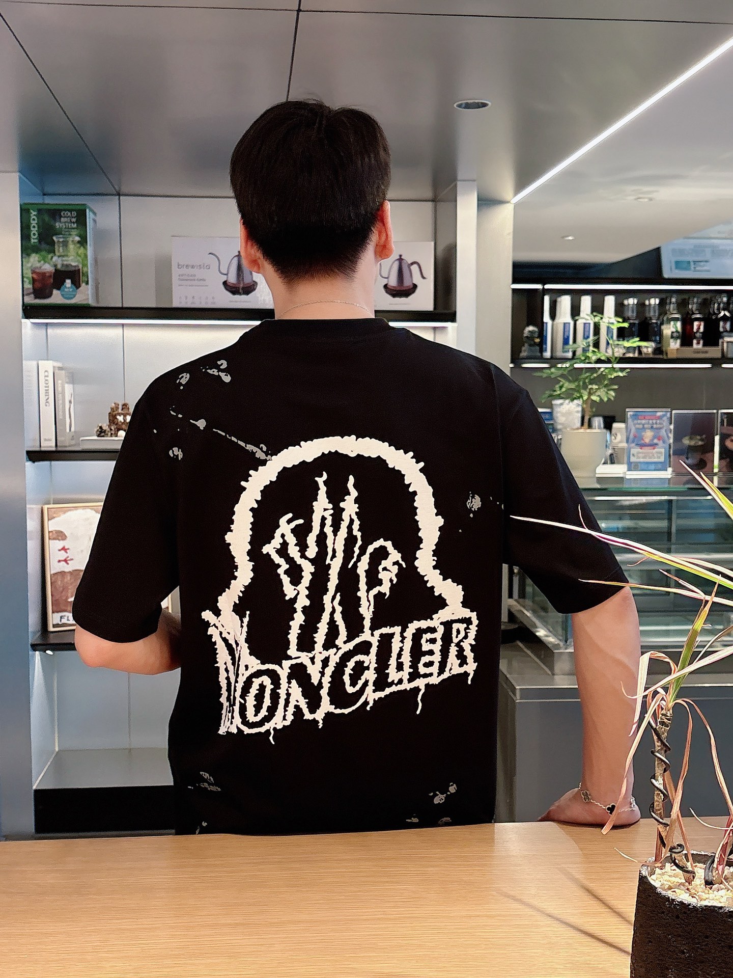    蒙口  三标齐全。 2025夏季新款最新品短袖T恤，专柜同步有售，原单狠货，时尚进口原版科技面料，