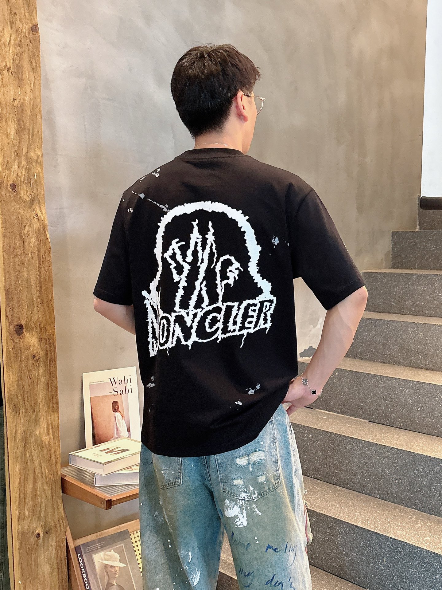    蒙口  三标齐全。 2025夏季新款最新品短袖T恤，专柜同步有售，原单狠货，时尚进口原版科技面料，