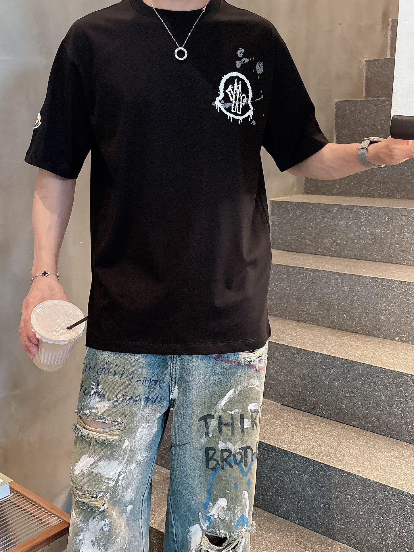    蒙口  三标齐全。 2025夏季新款最新品短袖T恤，专柜同步有售，原单狠货，时尚进口原版科技面料，