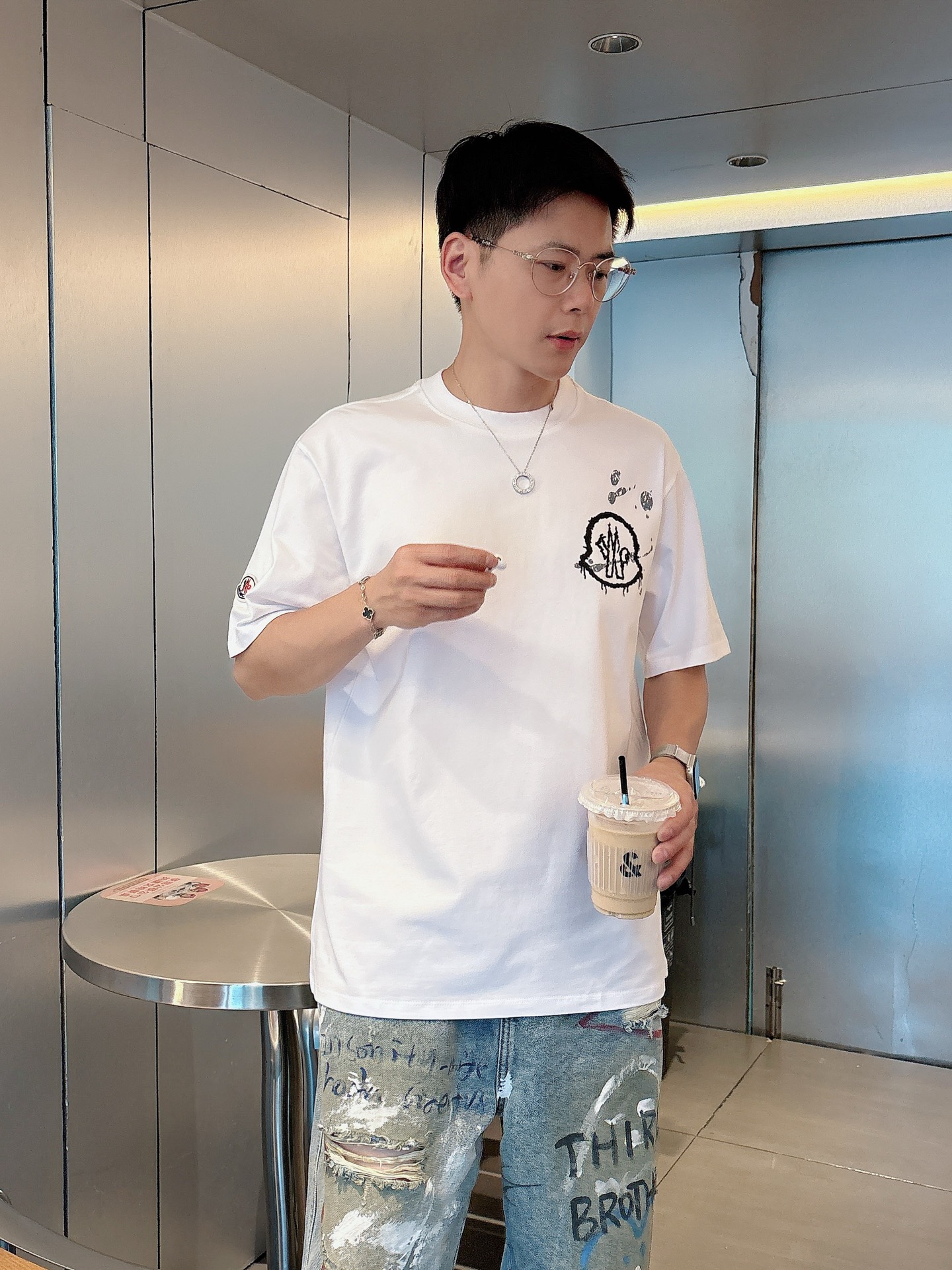    蒙口  三标齐全。 2025夏季新款最新品短袖T恤，专柜同步有售，原单狠货，时尚进口原版科技面料，