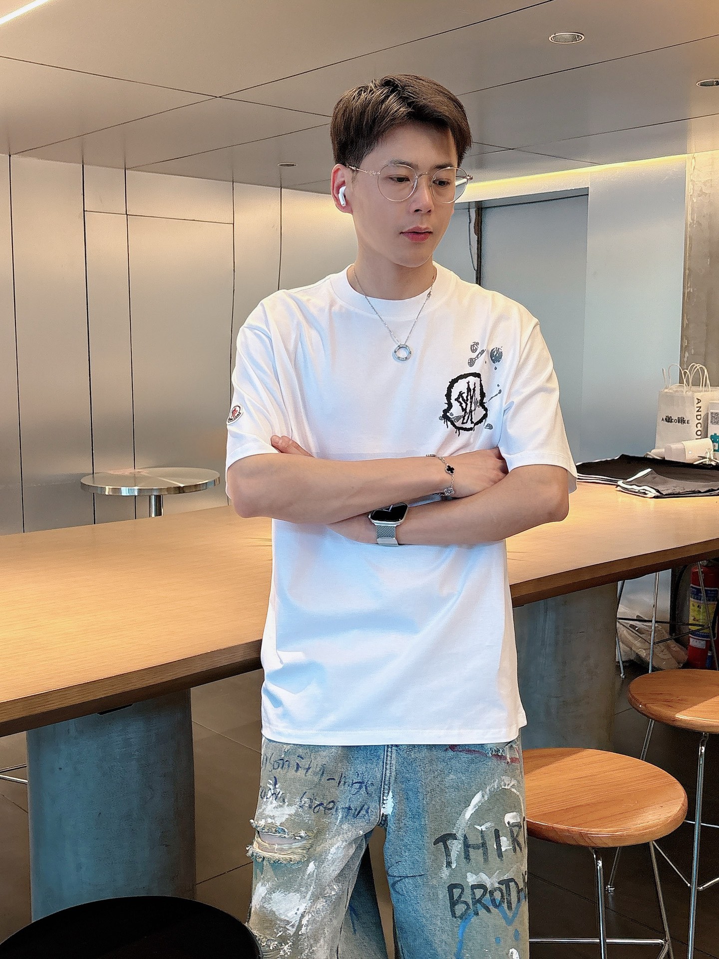    蒙口  三标齐全。 2025夏季新款最新品短袖T恤，专柜同步有售，原单狠货，时尚进口原版科技面料，