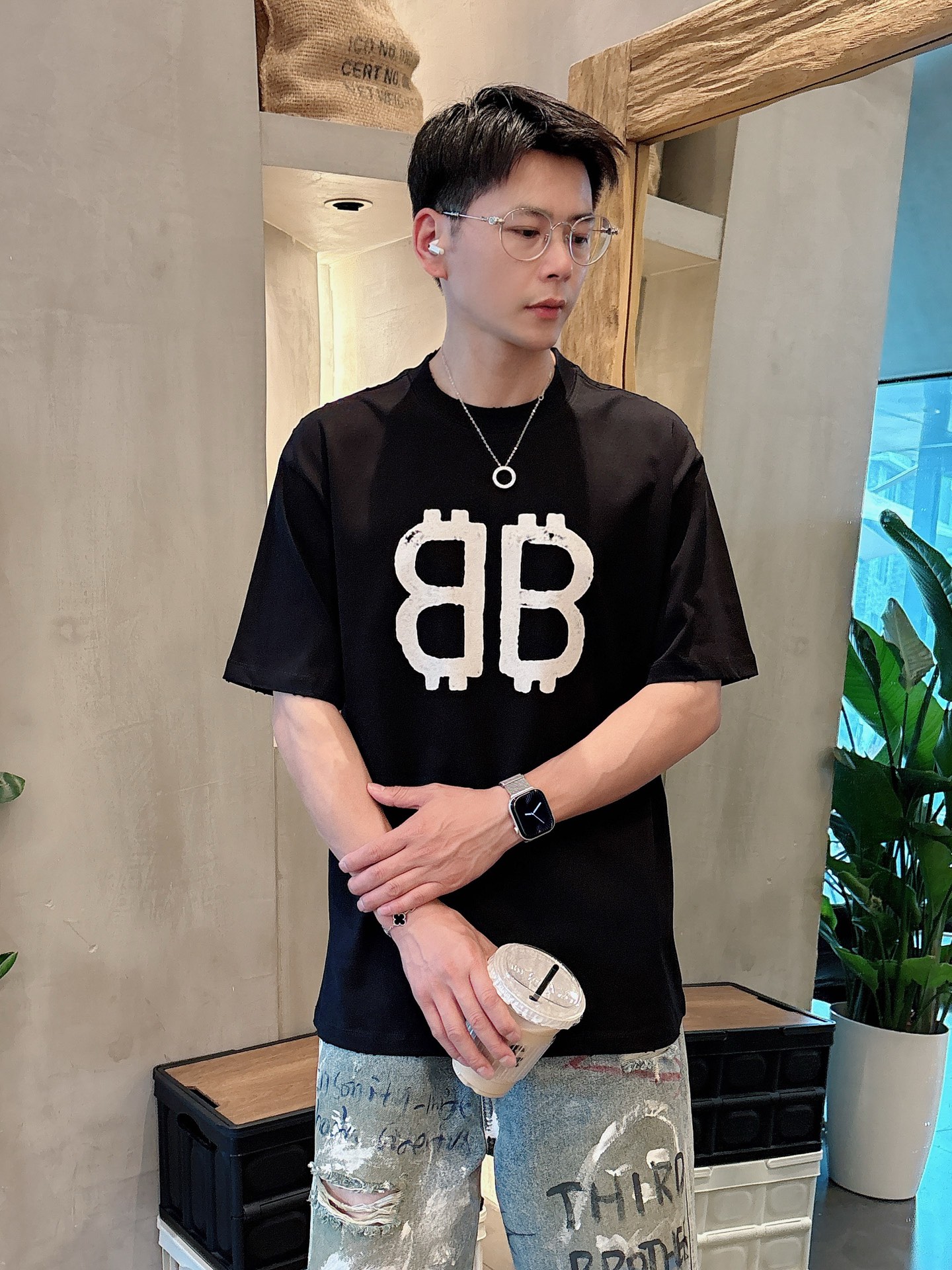 NO:447525,Balenciaga has three standards. The new latest short-sleeved T-shirt in summer 2025, available at the same time as the counter, original singles, fashionable imported original technology fabric, comfortable and breathable upper body, original customized hardware and accessories, handsome and stylish upper body, complete three standards, recommended style, extremely high grade, purchasing grade number M-3XL,,balenciaga, T-shirt,tees, t-shirt,alexander wang19860909巴黎世家 三标齐全. 2025夏季新款最新品短袖T恤,专柜同步有售,原单狠货,时尚进口原版科技面料,上身舒适透气,原版定制五金辅料,上身帅气有型,三标齐全,推荐款,档次极高,代购级码数M-3XL,,balenciaga,T-shirt,tees，t-shirt,alexander wang,Men's clothing