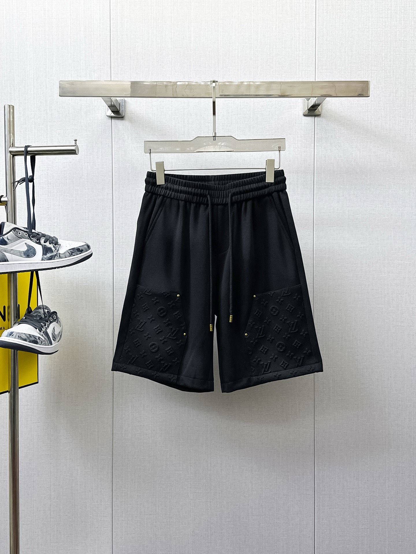 NO:410508,LV has complete three standards. New summer casual shorts for men, high-end custom fabric breathable fabric, extremely breathable, elastic and comfortable, impeccable details, top-level auxiliary materials, original logo design concept, delicate and soft feel!  The upper body style is excellent!  Size M-XXXL order to report height and weight, louis vuitton, shorts, alexander wang19860909LV 三标齐全 夏季新款男士休闲短裤,高级定制面料透气面料 透气弹力舒适度极高,细节无可挑剔,顶级辅料配备,原版logo设计理念,手感细腻柔软！上身版型超赞！尺码M-XXXL下单报身高体重,,louis vuitton,shorts,alexander wang,Men's clothing