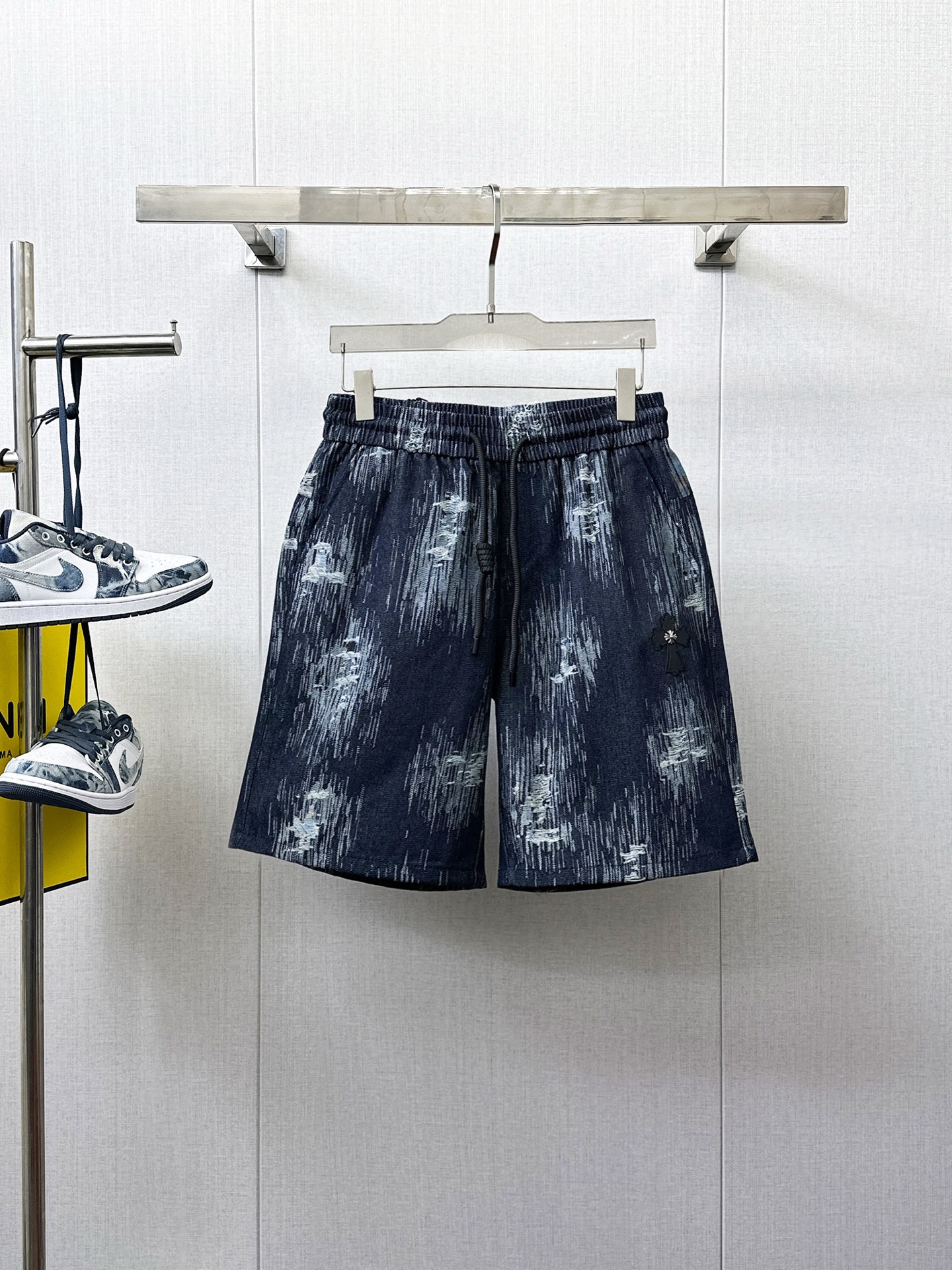 NO:410491,Croxin, complete three standards, new summer casual shorts, high-end custom fabric, breathable fabric, extremely breathable, elastic and comfortable, impeccable details, top-level auxiliary materials, original logo design concept, delicate and soft feel!  The upper body style is excellent!  Size M-XXXL order to report height and weight, chrome hearts, shorts, alexander wang19860909克罗心 三标齐全 夏季新款男士休闲短裤,高级定制面料透气面料 透气弹力舒适度极高,细节无可挑剔,顶级辅料配备,原版logo设计理念,手感细腻柔软！上身版型超赞！尺码M-XXXL下单报身高体重,,chrome hearts,shorts,alexander wang,Men's clothing