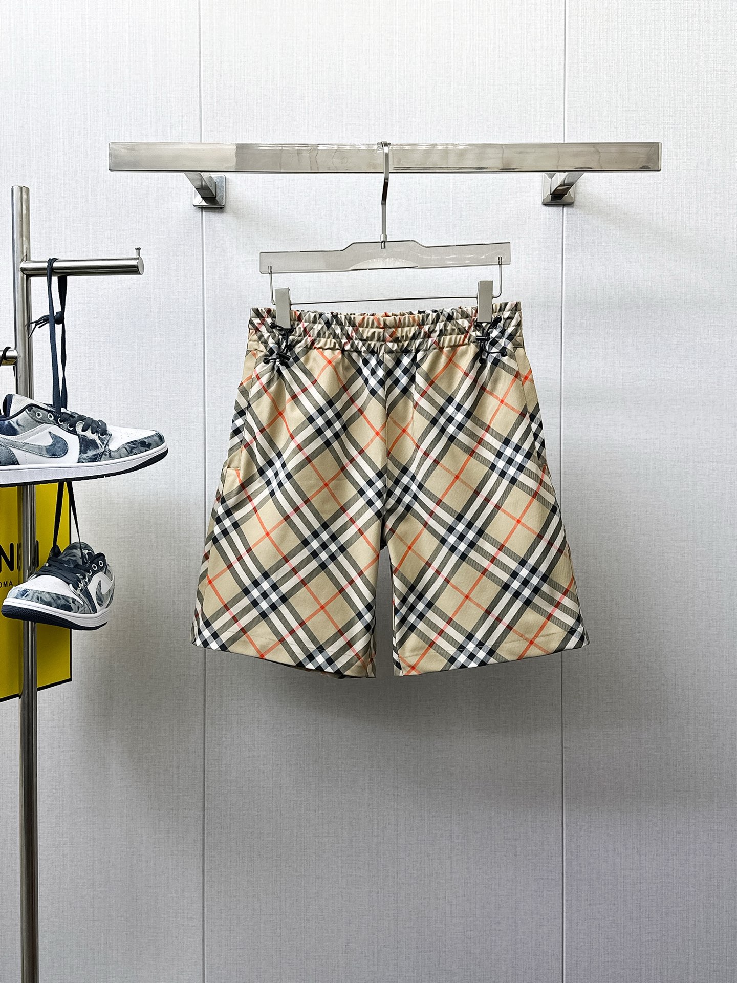 NO:410486,Burberry has complete three standards. New summer casual shorts for men, high-end custom fabric breathable fabric, extremely breathable elastic and comfortable, impeccable details, top-level auxiliary materials, original logo design concept, delicate and soft feel!  The upper body style is excellent!  Size M-XXXL order to report height and weight, burberry, shorts, alexander wang19860909巴宝莉 三标齐全 夏季新款男士休闲短裤,高级定制面料透气面料 透气弹力舒适度极高,细节无可挑剔,顶级辅料配备,原版logo设计理念,手感细腻柔软！上身版型超赞！尺码M-XXXL下单报身高体重,,burberry,shorts,alexander wang,Men's clothing