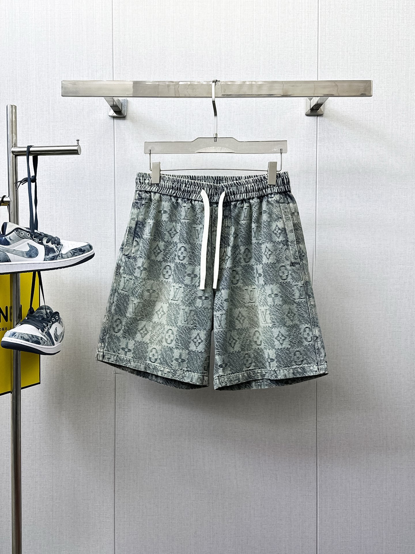 NO:410456,LV has complete three standards. New summer casual shorts for men, high-end custom fabric breathable fabric, extremely breathable, elastic and comfortable, impeccable details, top-level auxiliary materials, original logo design concept, delicate and soft feel!  The upper body style is excellent!  Size M-XXXL order to report height and weight, louis vuitton, shorts, alexander wang19860909LV 三标齐全 夏季新款男士休闲短裤,高级定制面料透气面料 透气弹力舒适度极高,细节无可挑剔,顶级辅料配备,原版logo设计理念,手感细腻柔软！上身版型超赞！尺码M-XXXL下单报身高体重,,louis vuitton,shorts,alexander wang,Men's clothing