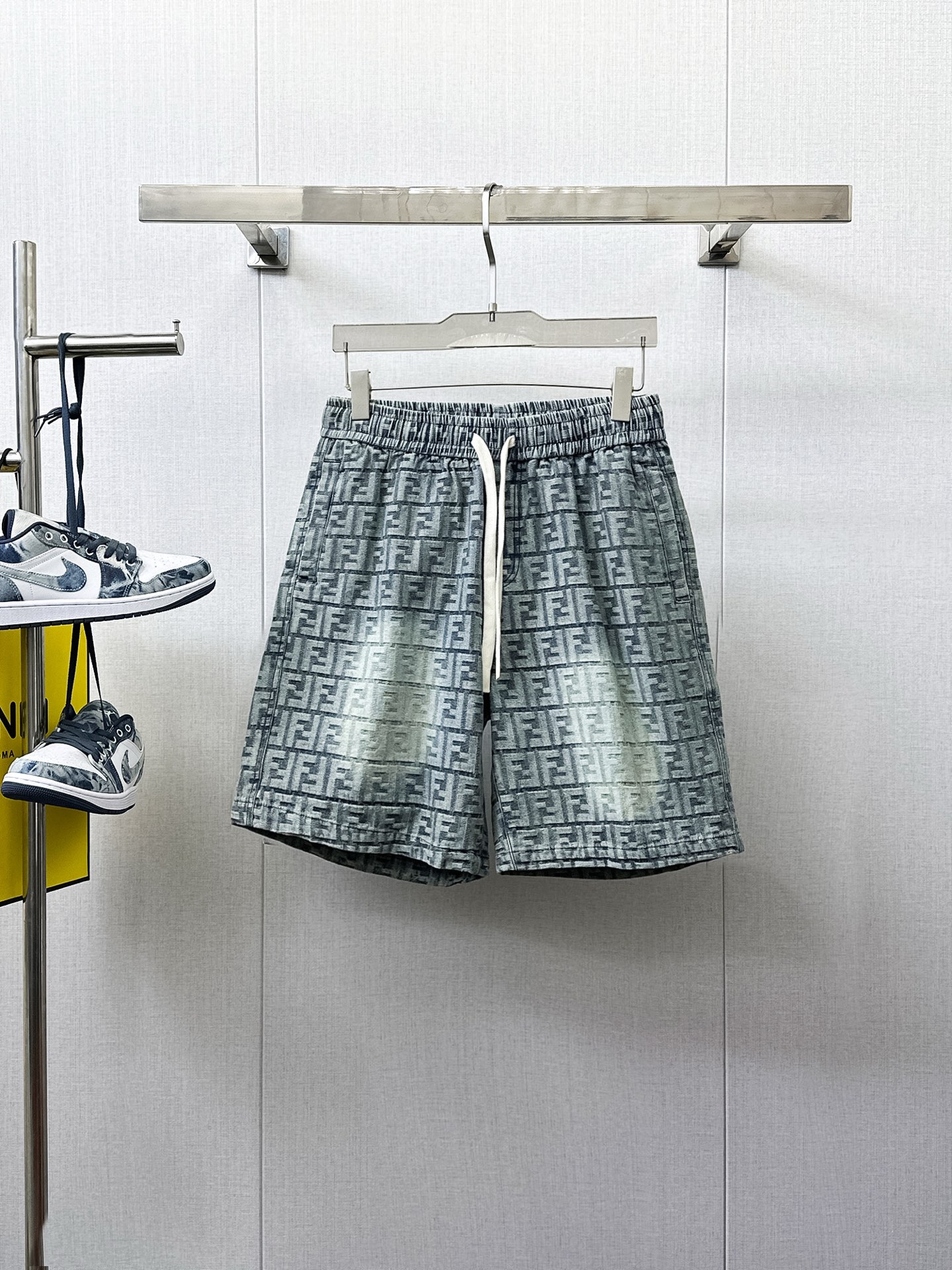 NO:410468,Fendi has complete three standards. New summer casual shorts for men, high-end customized fabric breathable fabric, extremely breathable, elastic and comfortable, impeccable details, top-level auxiliary materials, original logo design concept, delicate and soft feel!  The upper body style is excellent!  Size M-XXXL order to report height and weight, fendi, shorts, alexander wang19860909芬迪 三标齐全 夏季新款男士休闲短裤,高级定制面料透气面料 透气弹力舒适度极高,细节无可挑剔,顶级辅料配备,原版logo设计理念,手感细腻柔软！上身版型超赞！尺码M-XXXL下单报身高体重,,fendi,shorts,alexander wang,Men's clothing