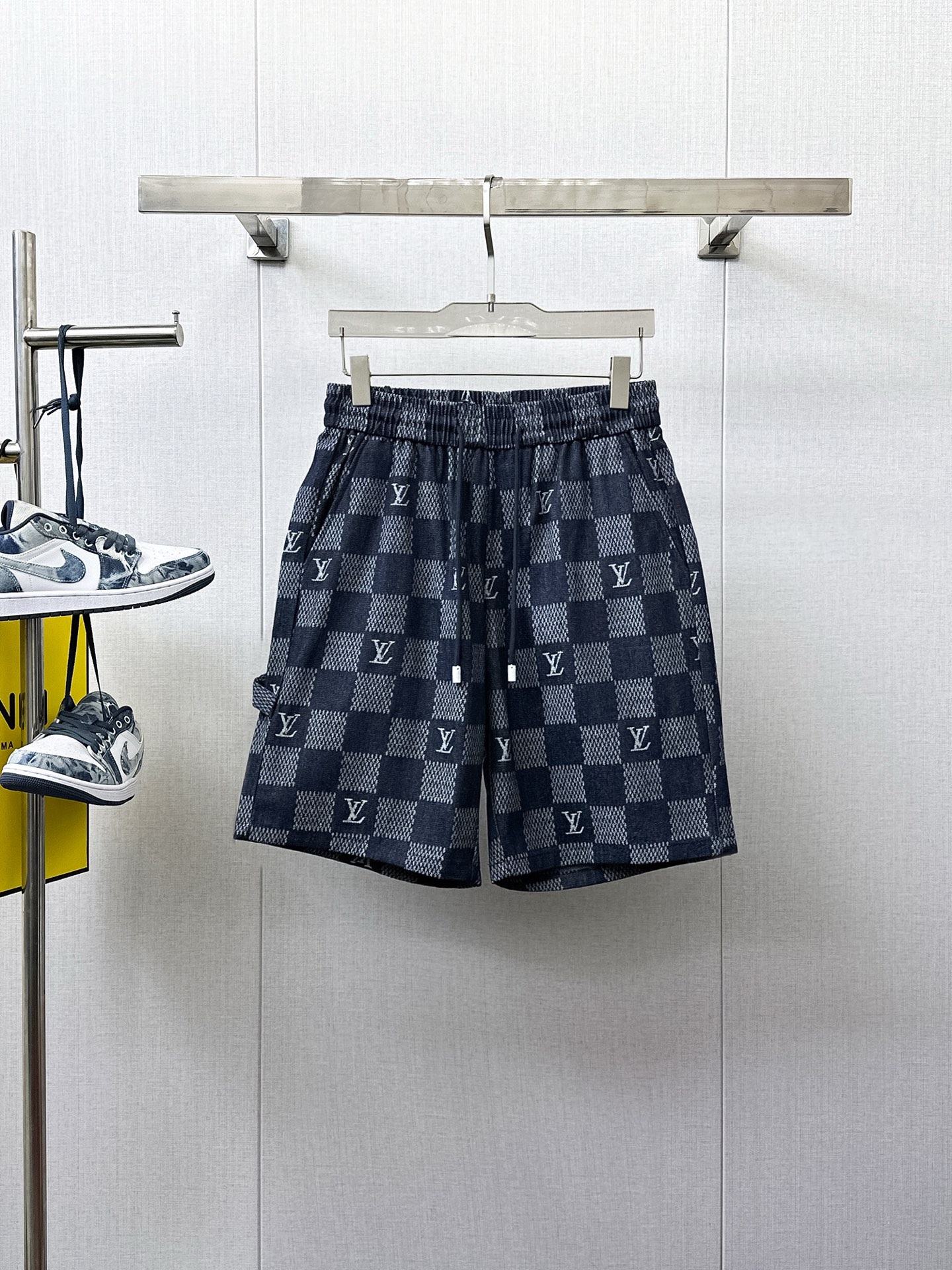 NO:410493,LV has complete three standards. New summer casual shorts for men, high-end custom fabric breathable fabric, extremely breathable, elastic and comfortable, impeccable details, top-level auxiliary materials, original logo design concept, delicate and soft feel!  The upper body style is excellent!  Size M-XXXL order to report height and weight, louis vuitton, shorts, alexander wang19860909LV 三标齐全 夏季新款男士休闲短裤,高级定制面料透气面料 透气弹力舒适度极高,细节无可挑剔,顶级辅料配备,原版logo设计理念,手感细腻柔软！上身版型超赞！尺码M-XXXL下单报身高体重,,louis vuitton,shorts,alexander wang,Men's clothing