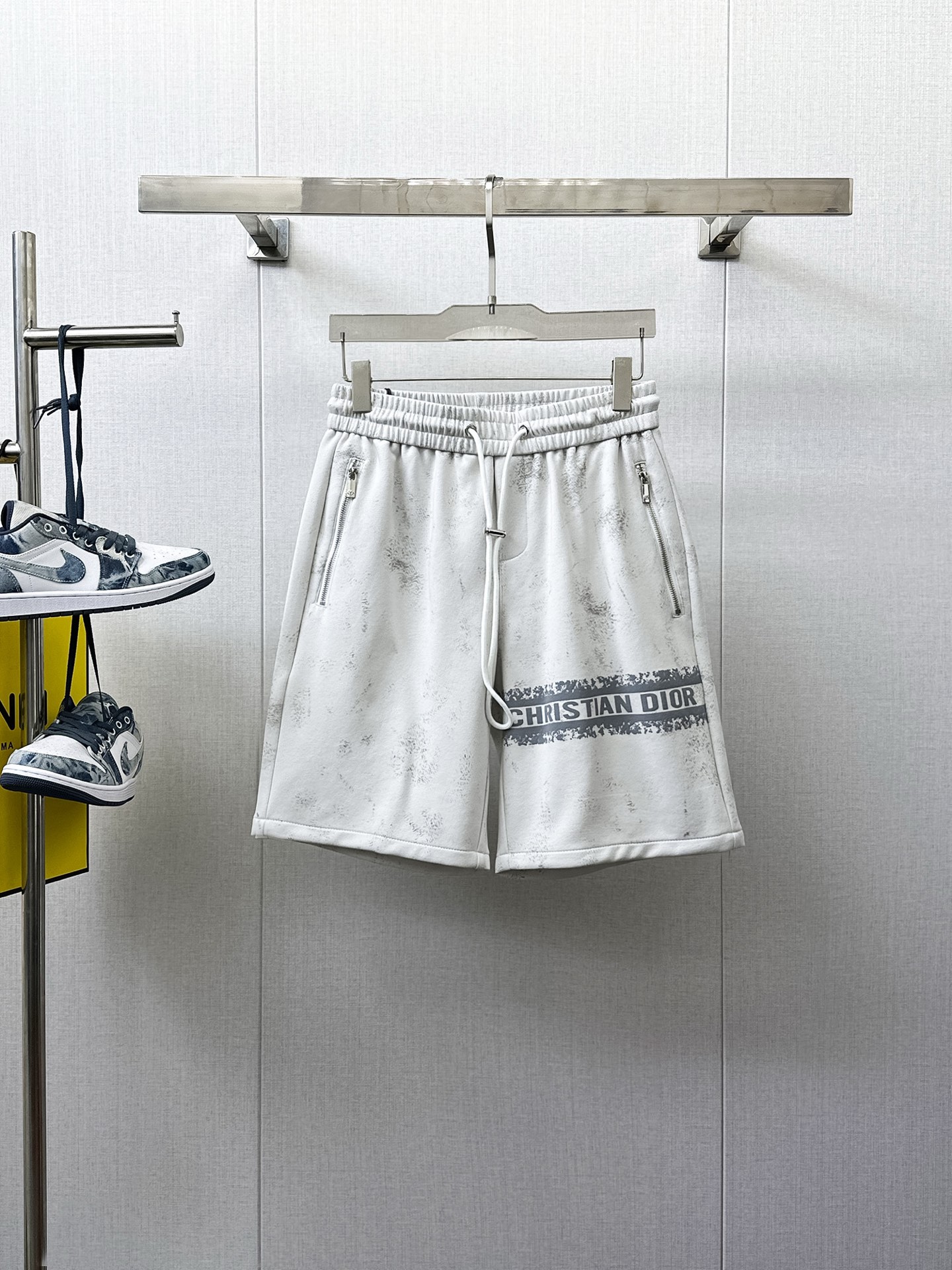 NO:410481,Dior has complete three standards. New summer casual shorts for men, high-end custom fabric breathable fabric, extremely breathable elastic and comfortable, impeccable details, top-level auxiliary materials, original logo design concept, delicate and soft feel!  The upper body style is excellent!  Size M-XXXL order to report height and weight, dior, shorts, alexander wang19860909迪奥 三标齐全 夏季新款男士休闲短裤,高级定制面料透气面料 透气弹力舒适度极高,细节无可挑剔,顶级辅料配备,原版logo设计理念,手感细腻柔软！上身版型超赞！尺码M-XXXL下单报身高体重,,dior,shorts,alexander wang,Men's clothing