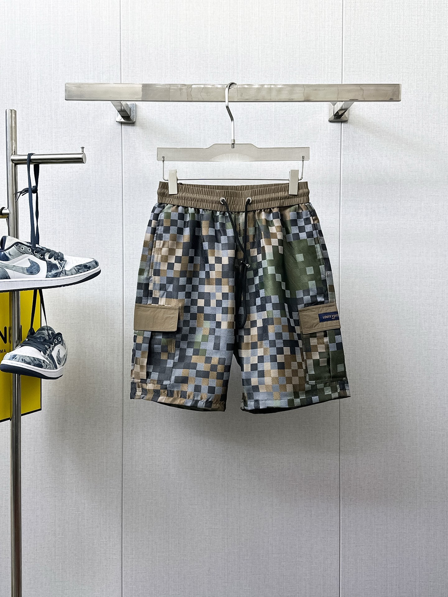 NO:410504,LV has complete three standards. New summer casual shorts for men, high-end custom fabric breathable fabric, extremely breathable, elastic and comfortable, impeccable details, top-level auxiliary materials, original logo design concept, delicate and soft feel!  The upper body style is excellent!  Size M-XXXL order to report height and weight, louis vuitton, shorts, alexander wang19860909LV 三标齐全 夏季新款男士休闲短裤,高级定制面料透气面料 透气弹力舒适度极高,细节无可挑剔,顶级辅料配备,原版logo设计理念,手感细腻柔软！上身版型超赞！尺码M-XXXL下单报身高体重,,louis vuitton,shorts,alexander wang,Men's clothing