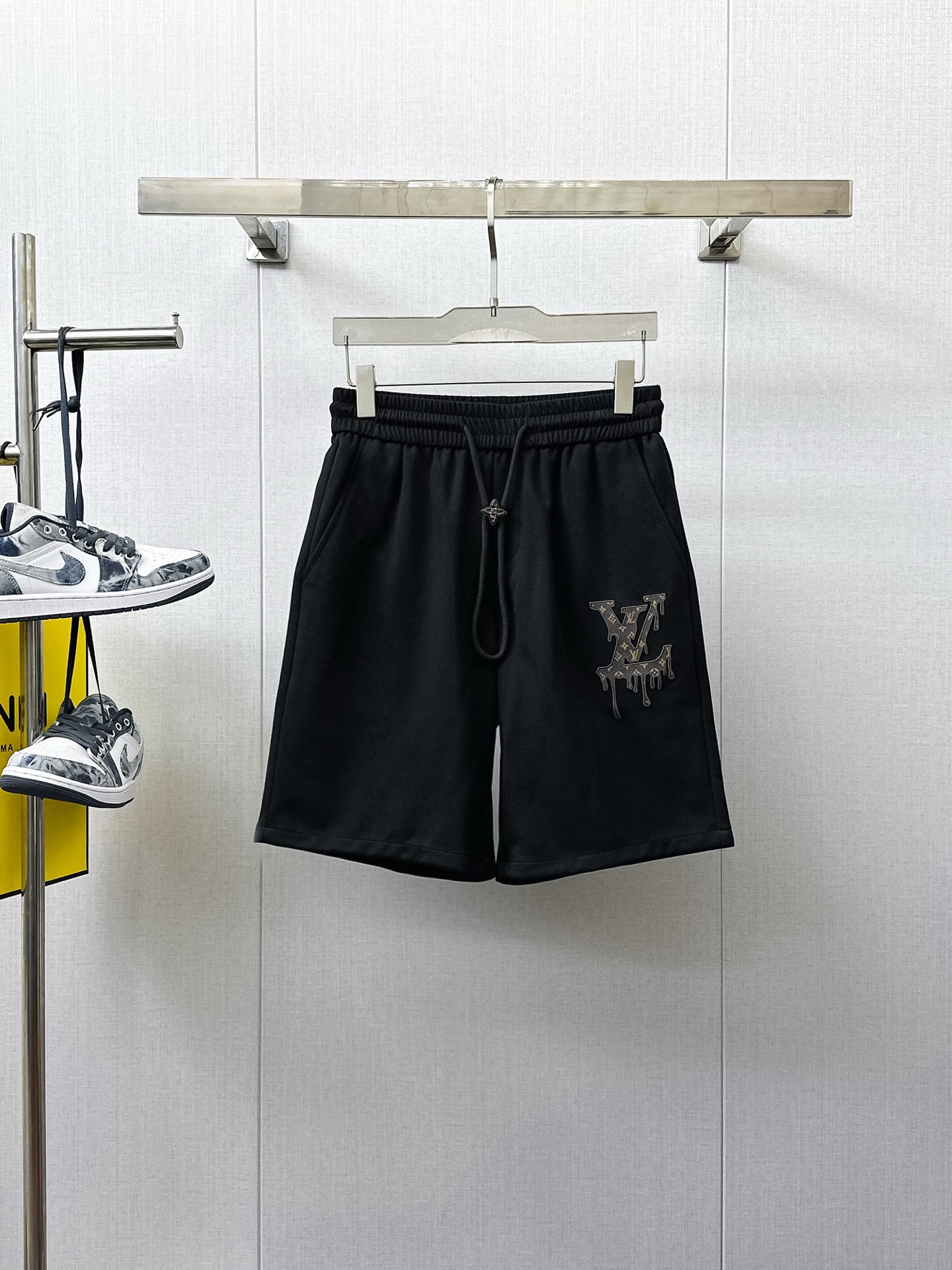 NO:410471,LV has complete three standards. New summer casual shorts for men, high-end custom fabric breathable fabric, extremely breathable, elastic and comfortable, impeccable details, top-level auxiliary materials, original logo design concept, delicate and soft feel!  The upper body style is excellent!  Size M-XXXL order to report height and weight, louis vuitton, shorts, alexander wang19860909LV 三标齐全 夏季新款男士休闲短裤,高级定制面料透气面料 透气弹力舒适度极高,细节无可挑剔,顶级辅料配备,原版logo设计理念,手感细腻柔软！上身版型超赞！尺码M-XXXL下单报身高体重,,louis vuitton,shorts,alexander wang,Men's clothing