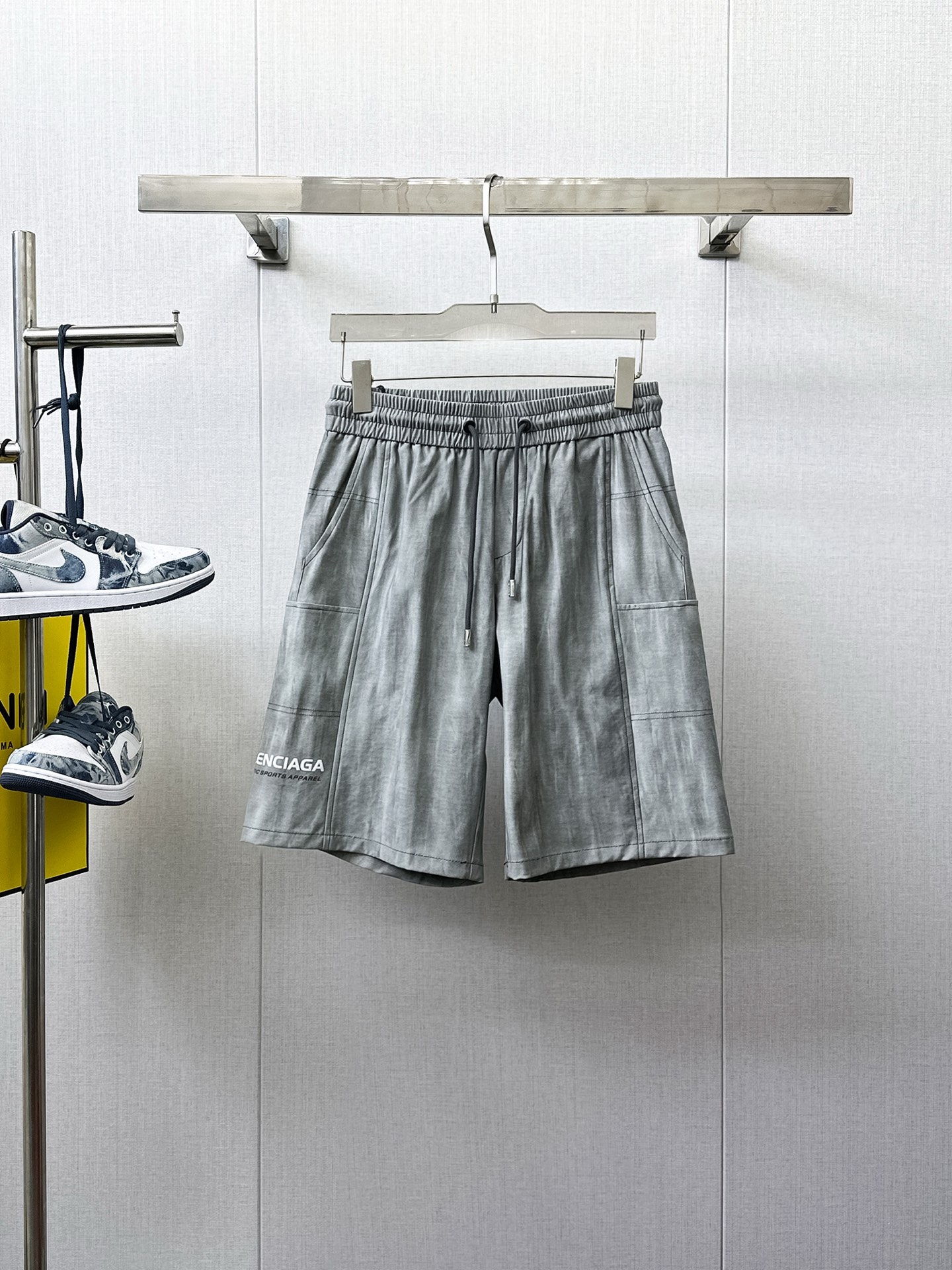 NO:410478,Balenciaga has three complete standards. New summer casual shorts for men, high-end custom fabric breathable fabric, extremely breathable elastic and comfortable, impeccable details, top-level auxiliary materials, original logo design concept, delicate and soft feel!  The upper body style is excellent!  Size M-XXXL order to report height and weight, balenciaga, shorts, alexander wang19860909巴黎世家 三标齐全 夏季新款男士休闲短裤,高级定制面料透气面料 透气弹力舒适度极高,细节无可挑剔,顶级辅料配备,原版logo设计理念,手感细腻柔软！上身版型超赞！尺码M-XXXL下单报身高体重,,balenciaga,shorts,alexander wang,Men's clothing