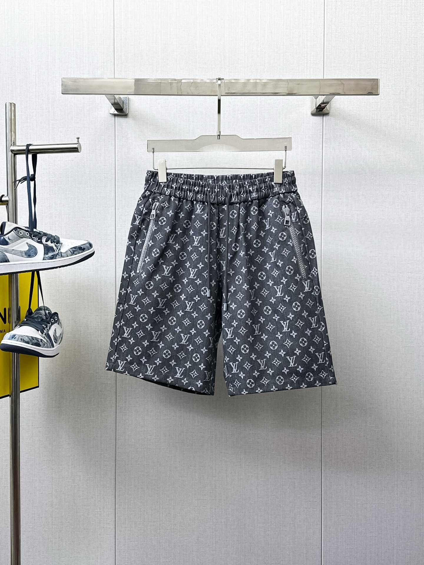 NO:410485,LV has three complete standards. New summer casual shorts for men, high-end custom fabric breathable fabric. Breathable elasticity and comfort, impeccable details, top-level auxiliary materials, original logo design concept, delicate and soft feel!  The upper body style is excellent!  Size M-XXXL order to report height and weight, louis vuitton, shorts, alexander wang19860909LV 三标齐全 夏季新款男士休闲短裤,高级定制面料透气面料 透气弹力舒适度极高,细节无可挑剔,顶级辅料配备,原版logo设计理念,手感细腻柔软！上身版型超赞！尺码M-XXXL下单报身高体重,,louis vuitton,shorts,alexander wang,Men's clothing