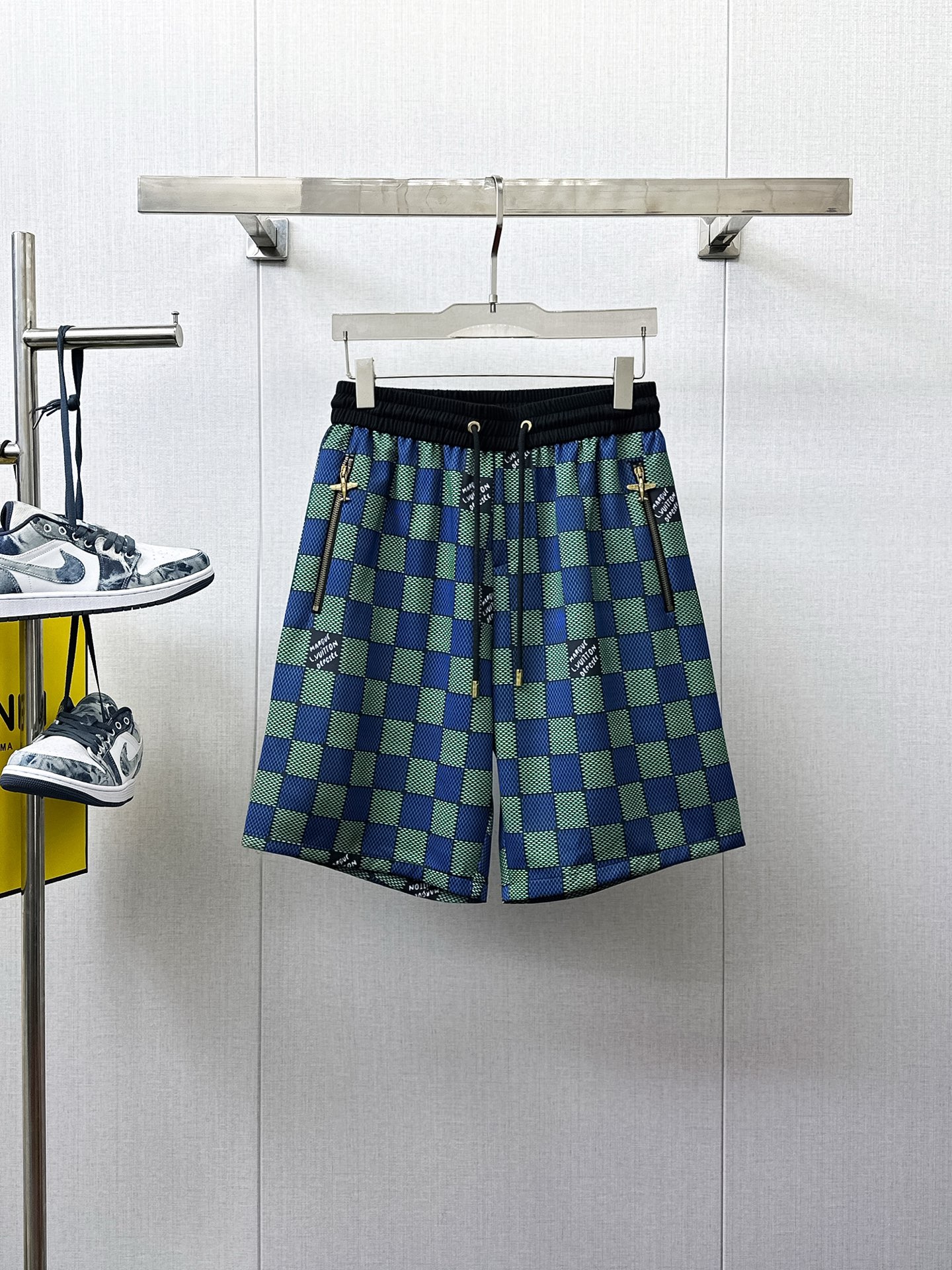 NO:410440,LV has complete three standards. New summer casual shorts for men, high-end custom fabric breathable fabric, extremely breathable, elastic and comfortable, impeccable details, top-level auxiliary materials, original logo design concept, delicate and soft feel!  The upper body style is excellent!  Size M-XXXL order to report height and weight, louis vuitton, shorts, alexander wang19860909LV 三标齐全 夏季新款男士休闲短裤,高级定制面料透气面料 透气弹力舒适度极高,细节无可挑剔,顶级辅料配备,原版logo设计理念,手感细腻柔软！上身版型超赞！尺码M-XXXL下单报身高体重,,louis vuitton,shorts,alexander wang,Men's clothing