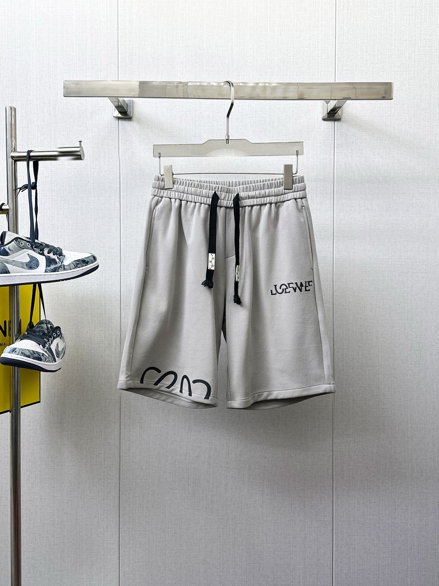 NO:410465,Luo Yiwei has three complete standards. New summer casual shorts for men, high-end custom fabric breathable fabric, extremely breathable elastic and comfortable, impeccable details, top-level auxiliary materials, original logo design concept, delicate and soft feel!  The upper body style is excellent!  Size M-XXXL order to report height and weight, loewe, shorts, alexander wang19860909罗意威 三标齐全 夏季新款男士休闲短裤,高级定制面料透气面料 透气弹力舒适度极高,细节无可挑剔,顶级辅料配备,原版logo设计理念,手感细腻柔软！上身版型超赞！尺码M-XXXL下单报身高体重,,loewe,shorts,alexander wang,Men's clothing