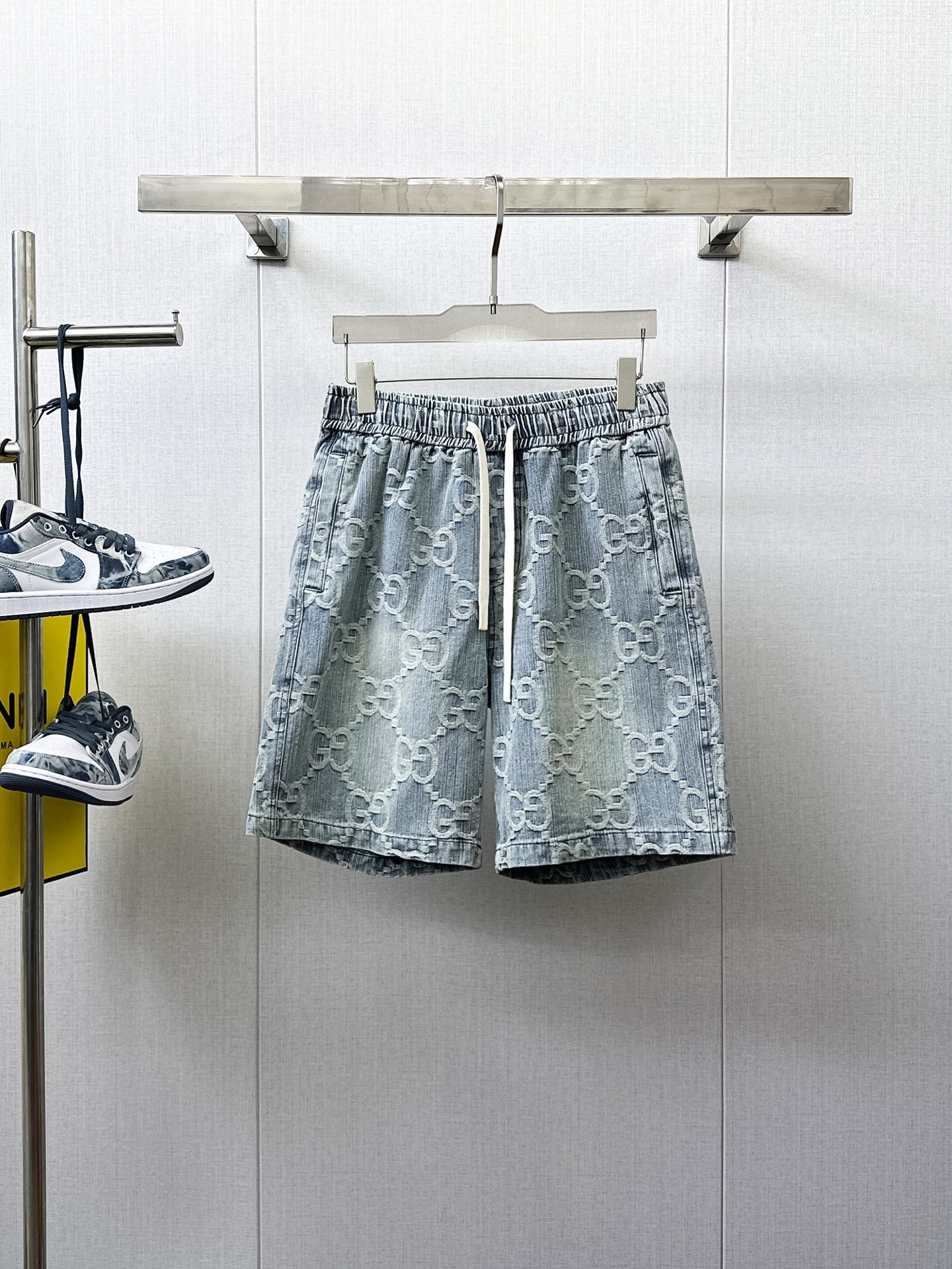 NO:410500,Guqi, complete three standards, new summer casual shorts, high-end custom fabric, breathable fabric, extremely breathable, elastic and comfortable, impeccable details, top-level auxiliary materials, original logo design concept, delicate and soft feel!  The upper body style is excellent!  Size M-XXXL order to report height and weight, shorts, alexander wang19860909古奇 三标齐全 夏季新款男士休闲短裤,高级定制面料透气面料 透气弹力舒适度极高,细节无可挑剔,顶级辅料配备,原版logo设计理念,手感细腻柔软！上身版型超赞！尺码M-XXXL下单报身高体重,,shorts,alexander wang,Men's clothing