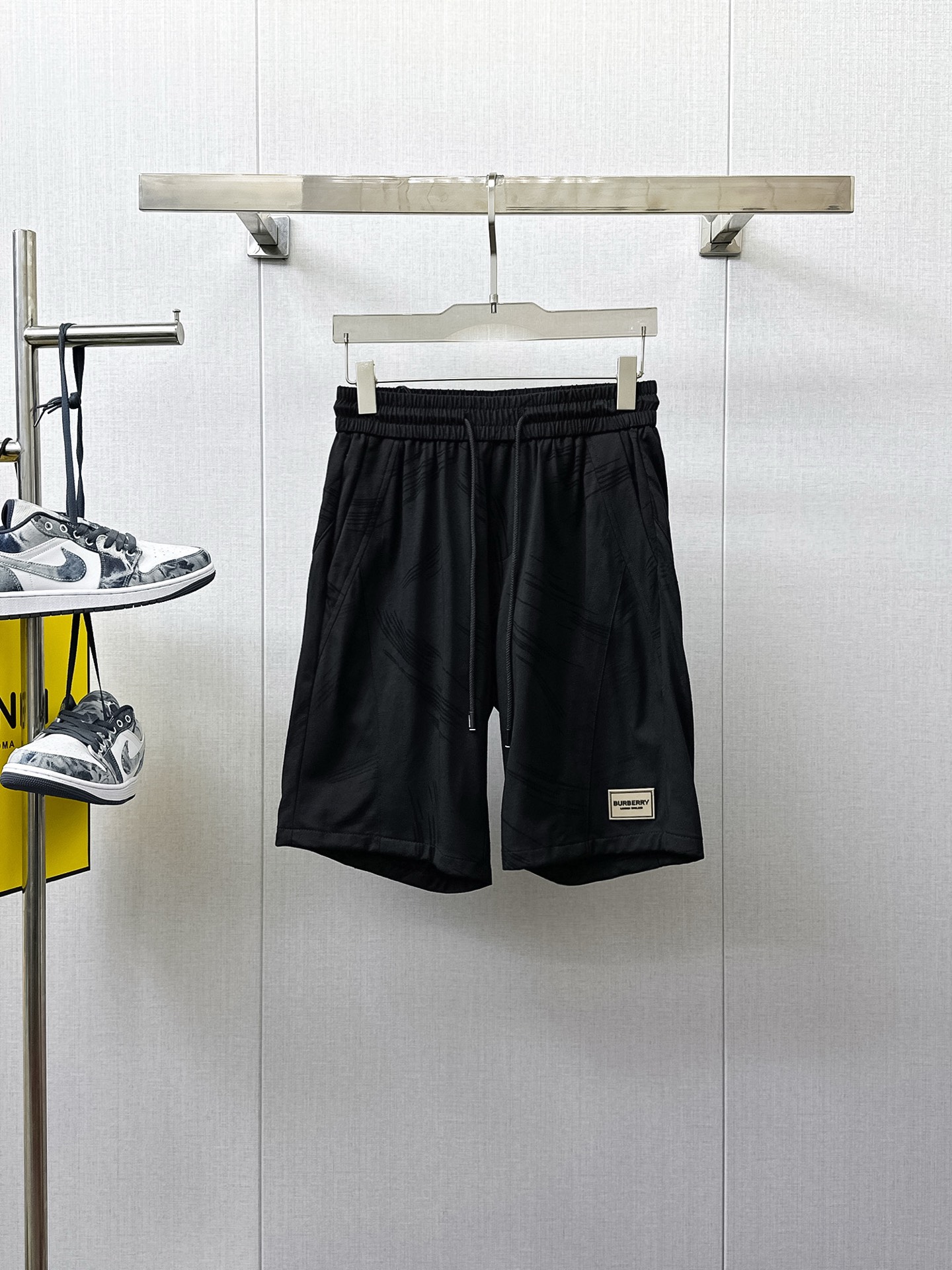 NO:410454,Burberry has a complete set of three standards. New summer casual shorts for men, high-end custom fabric breathable fabric, extremely breathable, elastic and comfortable, impeccable details, top-level auxiliary materials, original logo design concept, delicate and soft feel!  The upper body style is excellent!  Size M-XXXL order to report height and weight, burberry, shorts, alexander wang19860909巴宝莉三标齐全 夏季新款男士休闲短裤,高级定制面料透气面料 透气弹力舒适度极高,细节无可挑剔,顶级辅料配备,原版logo设计理念,手感细腻柔软！上身版型超赞！尺码M-XXXL下单报身高体重,,burberry,shorts,alexander wang,Men's clothing