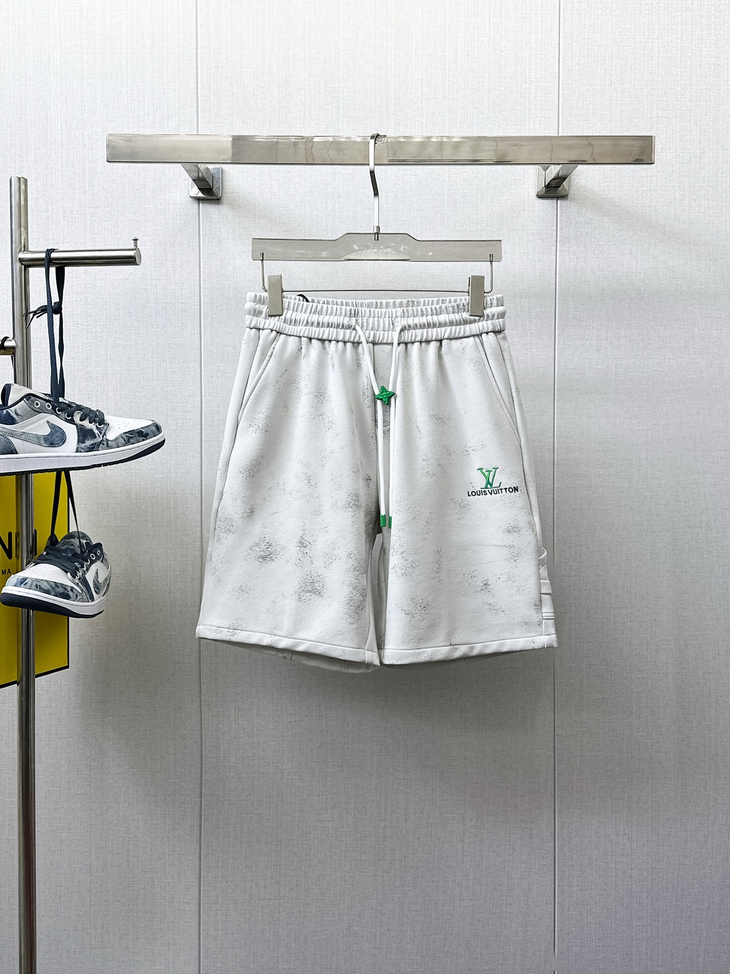 NO:410498,LV has complete three standards. New summer casual shorts for men, high-end custom fabric breathable fabric, extremely breathable, elastic and comfortable, impeccable details, top-level auxiliary materials, original logo design concept, delicate and soft feel!  The upper body style is excellent!  Size M-XXXL order to report height and weight, louis vuitton, shorts, alexander wang19860909LV 三标齐全 夏季新款男士休闲短裤,高级定制面料透气面料 透气弹力舒适度极高,细节无可挑剔,顶级辅料配备,原版logo设计理念,手感细腻柔软！上身版型超赞！尺码M-XXXL下单报身高体重,,louis vuitton,shorts,alexander wang,Men's clothing