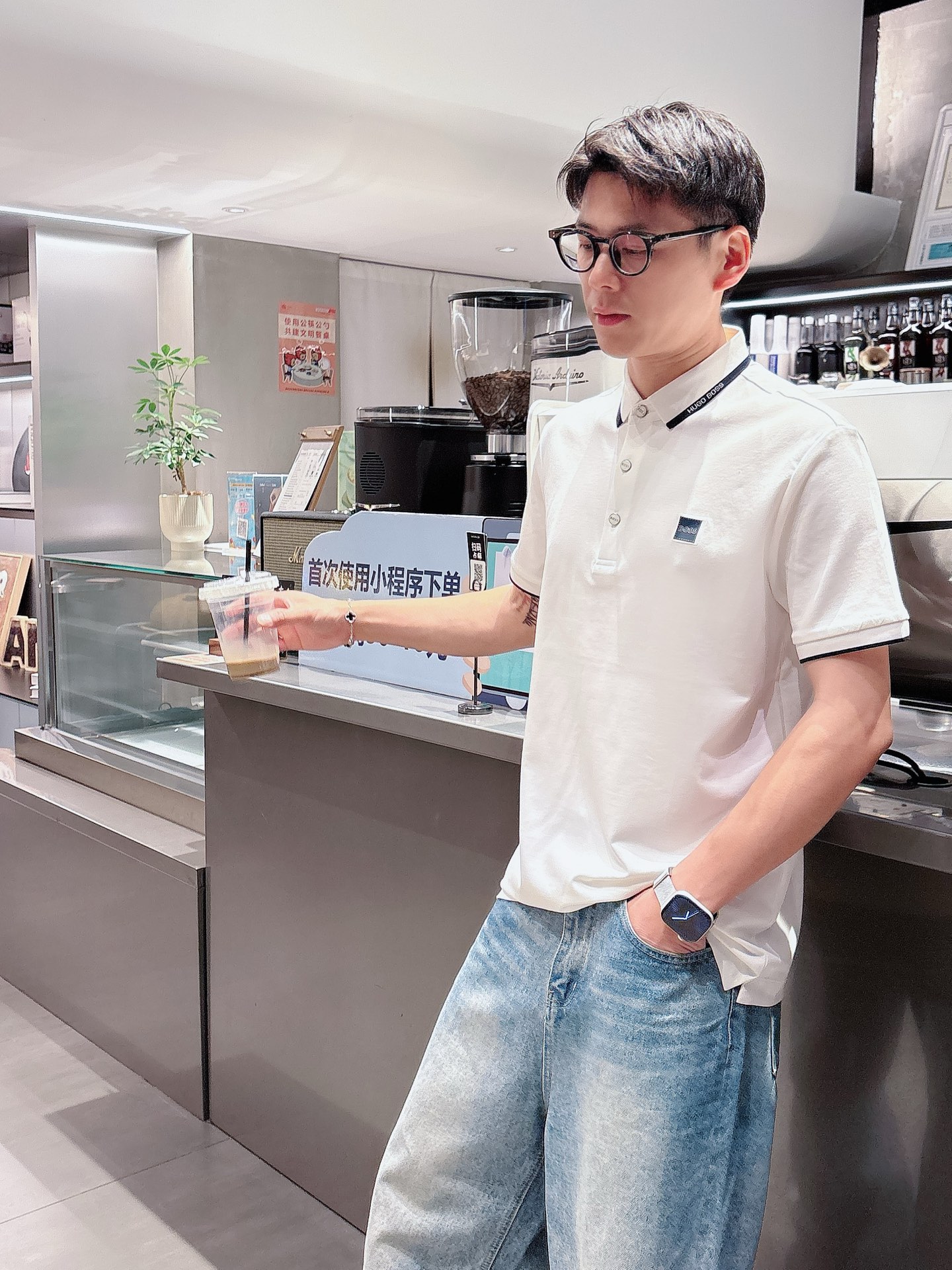 NO:162117,BOSS High-end Goods Business White-collar workers are a must-have item for individuals in the unit!  Casual business lapel short sleeves, technological fabric, great body feel, smooth texture and great texture!  Good elasticity, no sense of restraint, the fabric has its own breathable mesh, moisture absorption and sweating, quick drying and keeping it dry, small lapel placket-breasted design, showing a straight posture, not soft pedal, simple style, can be used for business and leisure, highly recommended!  Simple, generous, clean and neat, elegant and gentlemanly. The key is the fabric, the key is to quality control, the feel is extremely delicate and smooth, the fabric has a good gloss and upper body skeleton feel, so you can greet mature and quality men's clothing!  Sweat in summer and dry in seconds, a brand new experience. Business commuting and leisure. M-4XL is worn at a maximum of 210 kilograms. Please place an order and report your height and weight!  ,T-shirt,alexander wang19860909BOSS 高端货商务 白领 单位人士必入单品！ 休闲商务翻领短袖,科技面料,体感非常棒,手感顺滑质感很棒！弹性好,无任何束缚感,面料自带透气网孔,吸湿排汗,速干保持干爽,小翻领门襟排扣设计,展露挺拔姿态,不软踏,简约款式,商务休闲都可驾驭,强烈推荐！简单大方干净利落,儒雅绅士风度.高级材质,重点就是面料上,品控的必上,手感极其细腻光滑,面料光泽感和上身骨架感好,打招成熟品质男装！夏天出汗秒干,全新体验 商务通勤休闲 M-4XL最大穿210斤,下单报身高体重！,,T-shirt,alexander wang,Men's clothing