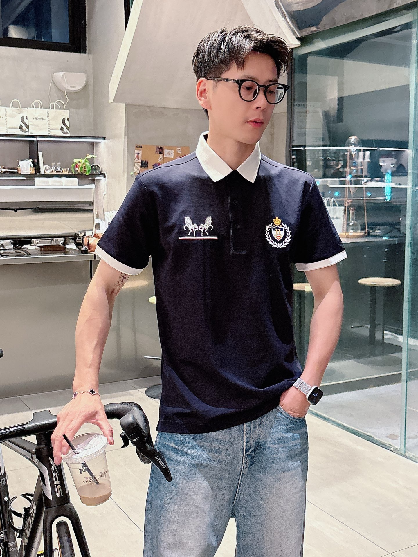 NO:162120,Hermes High-end Goods Business White-collar workers are a must-have item for individuals in the unit!  Casual business lapel short sleeves, technological fabric, great body feel, smooth texture and great texture!  Good elasticity, no sense of restraint, the fabric has its own breathable mesh, moisture absorption and sweating, quick drying and keeping it dry, small lapel placket-breasted design, showing a straight posture, not soft pedal, simple style, can be used for business and leisure, highly recommended!  Simple, generous, clean and neat, elegant and gentlemanly. The key is the fabric, the key is to quality control, the feel is extremely delicate and smooth, the fabric has a good gloss and upper body skeleton feel, so you can greet mature and quality men's clothing!  Sweat in summer and dry in seconds, a brand new experience. Business commuting and leisure. M-4XL is worn at a maximum of 210 kilograms. Please place an order and report your height and weight!  , hermes, T-shirt,alexander wang19860909爱马仕 高端货商务 白领 单位人士必入单品！ 休闲商务翻领短袖,科技面料,体感非常棒,手感顺滑质感很棒！弹性好,无任何束缚感,面料自带透气网孔,吸湿排汗,速干保持干爽,小翻领门襟排扣设计,展露挺拔姿态,不软踏,简约款式,商务休闲都可驾驭,强烈推荐！简单大方干净利落,儒雅绅士风度.高级材质,重点就是面料上,品控的必上,手感极其细腻光滑,面料光泽感和上身骨架感好,打招成熟品质男装！夏天出汗秒干,全新体验 商务通勤休闲 M-4XL最大穿210斤,下单报身高体重！,,hermes,T-shirt,alexander wang,Men's clothing