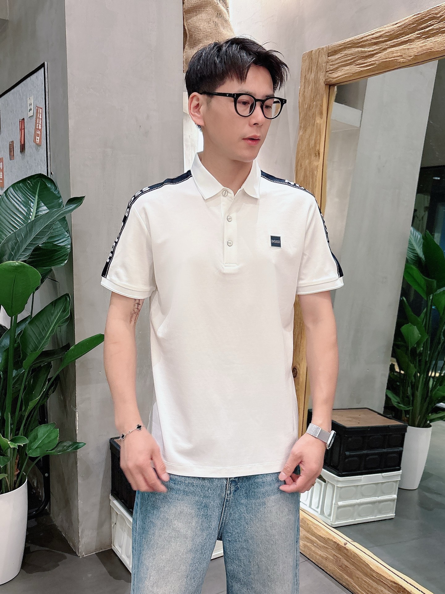 NO:162123,BOSS High-end Goods Business White-collar workers are a must-have item for individuals in the unit!  Casual business lapel short sleeves, technological fabric, great body feel, smooth texture and great texture!  Good elasticity, no sense of restraint, the fabric has its own breathable mesh, moisture absorption and sweating, quick drying and keeping it dry, small lapel placket-breasted design, showing a straight posture, not soft pedal, simple style, can be used for business and leisure, highly recommended!  Simple, generous, clean and neat, elegant and gentlemanly. The key is the fabric, the key is to quality control, the feel is extremely delicate and smooth, the fabric has a good gloss and upper body skeleton feel, so you can greet mature and quality men's clothing!  Sweat in summer and dry in seconds, a brand new experience. Business commuting and leisure. M-4XL is worn at a maximum of 210 kilograms. Please place an order and report your height and weight!  ,T-shirt,alexander wang19860909BOSS 高端货商务 白领 单位人士必入单品！ 休闲商务翻领短袖,科技面料,体感非常棒,手感顺滑质感很棒！弹性好,无任何束缚感,面料自带透气网孔,吸湿排汗,速干保持干爽,小翻领门襟排扣设计,展露挺拔姿态,不软踏,简约款式,商务休闲都可驾驭,强烈推荐！简单大方干净利落,儒雅绅士风度.高级材质,重点就是面料上,品控的必上,手感极其细腻光滑,面料光泽感和上身骨架感好,打招成熟品质男装！夏天出汗秒干,全新体验 商务通勤休闲 M-4XL最大穿210斤,下单报身高体重！,,T-shirt,alexander wang,Men's clothing