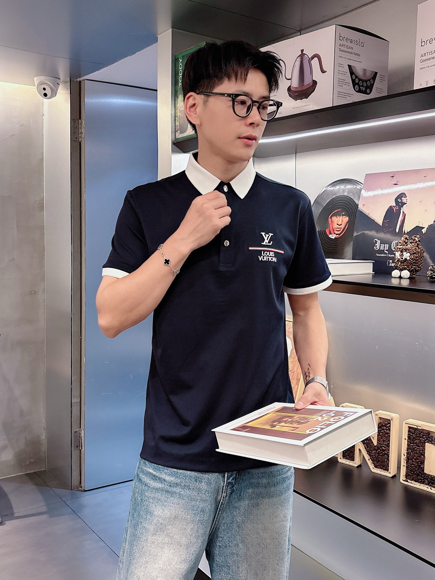 NO:162126,LV high-end goods business white-collar workers are a must-have item for individuals in the unit!  Casual business lapel short sleeves, technological fabric, great body feel, smooth texture and great texture!  Good elasticity, no sense of restraint, the fabric has its own breathable mesh, moisture absorption and sweating, quick drying and keeping it dry, small lapel placket-breasted design, showing a straight posture, not soft pedal, simple style, can be used for business and leisure, highly recommended!  Simple, generous, clean and neat, elegant and gentlemanly. The key is the fabric, the key is to quality control, the feel is extremely delicate and smooth, the fabric has a good gloss and upper body skeleton feel, so you can greet mature and quality men's clothing!  Sweat in summer and dry in seconds, a brand new experience. Business commuting and leisure. M-4XL is worn at a maximum of 210 kilograms. Please place an order and report your height and weight!  ,,louis vuitton,T-shirt,alexander wang19860909LV 高端货商务 白领 单位人士必入单品！ 休闲商务翻领短袖,科技面料,体感非常棒,手感顺滑质感很棒！弹性好,无任何束缚感,面料自带透气网孔,吸湿排汗,速干保持干爽,小翻领门襟排扣设计,展露挺拔姿态,不软踏,简约款式,商务休闲都可驾驭,强烈推荐！简单大方干净利落,儒雅绅士风度.高级材质,重点就是面料上,品控的必上,手感极其细腻光滑,面料光泽感和上身骨架感好,打招成熟品质男装！夏天出汗秒干,全新体验 商务通勤休闲 M-4XL最大穿210斤,下单报身高体重！,,louis vuitton,T-shirt,alexander wang,Men's clothing