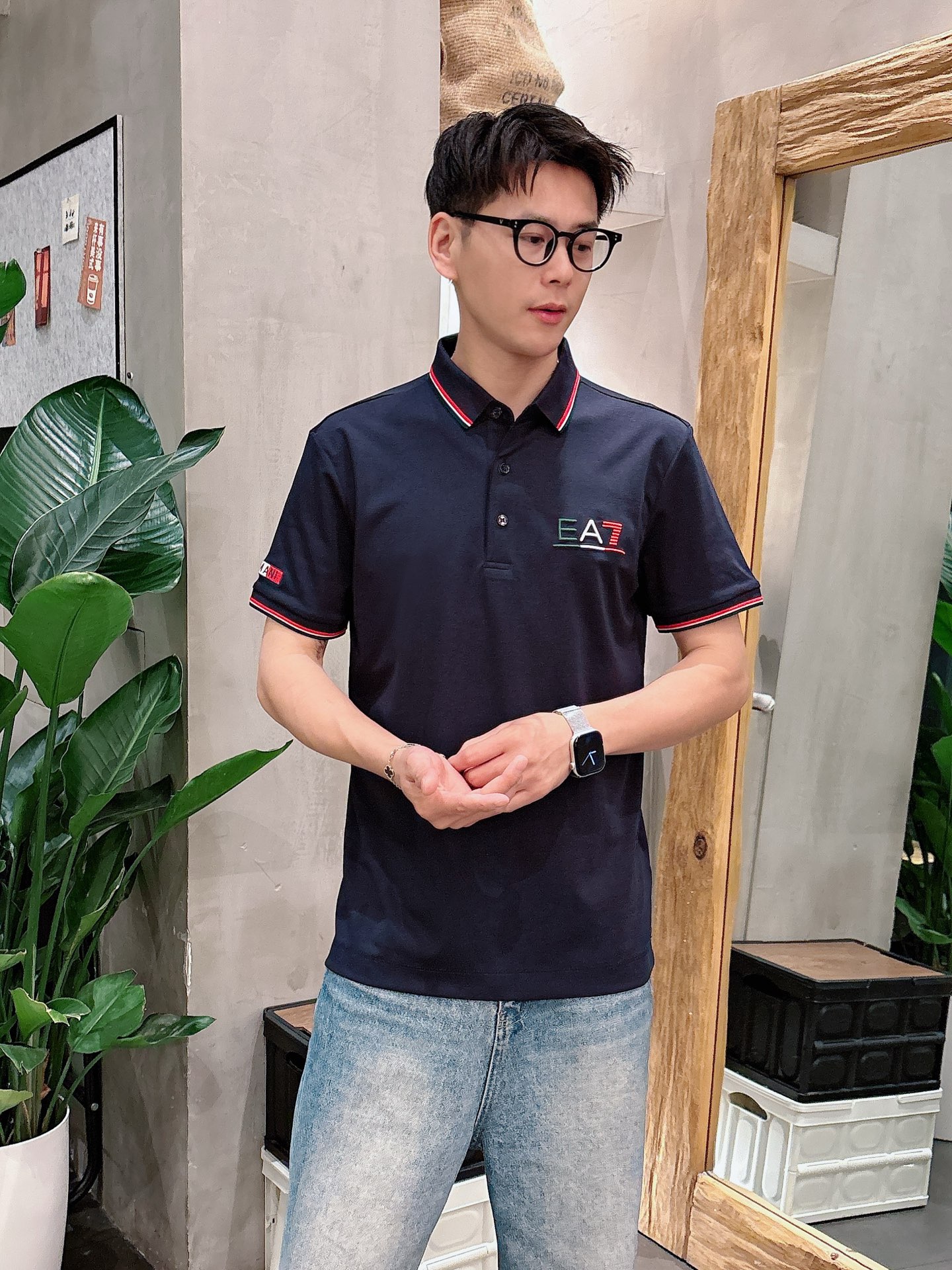 NO:162129,Armani High-end goods business, white-collar workers, must-have items for individuals in the unit!  Casual business lapel short sleeves, technological fabric, great body feel, smooth texture and great texture!  Good elasticity, no sense of restraint, the fabric has its own breathable mesh, moisture absorption and sweating, quick drying and keeping it dry, small lapel placket-breasted design, showing a straight posture, not soft pedal, simple style, can be used for business and leisure, highly recommended!  Simple, generous, clean and neat, elegant and gentlemanly. The key is the fabric, the key is to quality control, the feel is extremely delicate and smooth, the fabric has a good gloss and upper body skeleton feel, so you can greet mature and quality men's clothing!  Sweat in summer and dry in seconds, a brand new experience. Business commuting and leisure. M-4XL is worn at a maximum of 210 kilograms. Please place an order and report your height and weight!  ,armani,T-shirt,alexander wang19860909阿玛尼 高端货商务 白领 单位人士必入单品！ 休闲商务翻领短袖,科技面料,体感非常棒,手感顺滑质感很棒！弹性好,无任何束缚感,面料自带透气网孔,吸湿排汗,速干保持干爽,小翻领门襟排扣设计,展露挺拔姿态,不软踏,简约款式,商务休闲都可驾驭,强烈推荐！简单大方干净利落,儒雅绅士风度.高级材质,重点就是面料上,品控的必上,手感极其细腻光滑,面料光泽感和上身骨架感好,打招成熟品质男装！夏天出汗秒干,全新体验 商务通勤休闲 M-4XL最大穿210斤,下单报身高体重！,,armani,T-shirt,alexander wang,Men's clothing