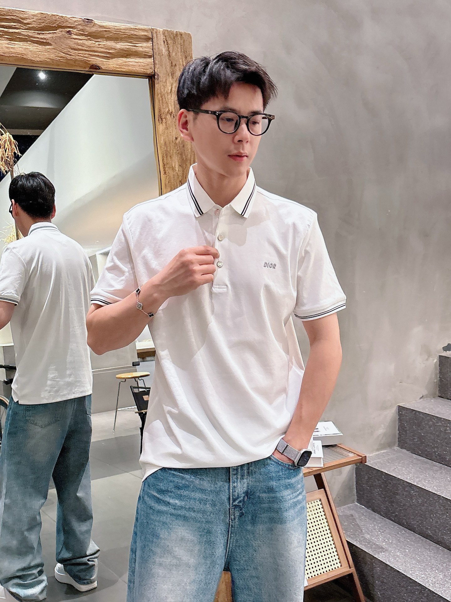 NO:162132,Dior High-end Goods Business White-collar workers are a must-have item for individuals in the unit!  Casual business lapel short sleeves, technological fabric, great body feel, smooth texture and great texture!  Good elasticity, no sense of restraint, the fabric has its own breathable mesh, moisture absorption and sweating, quick drying and keeping it dry, small lapel placket-breasted design, showing a straight posture, not soft pedal, simple style, can be used for business and leisure, highly recommended!  Simple, generous, clean and neat, elegant and gentlemanly. The key is the fabric, the key is to quality control, the feel is extremely delicate and smooth, the fabric has a good gloss and upper body skeleton feel, so you can greet mature and quality men's clothing!  Sweat in summer and dry in seconds, a brand new experience. Business commuting and leisure. M-4XL is worn at a maximum of 210 kilograms. Please place an order and report your height and weight!  ,dior,T-shirt,alexander wang19860909迪奥 高端货商务 白领 单位人士必入单品！ 休闲商务翻领短袖,科技面料,体感非常棒,手感顺滑质感很棒！弹性好,无任何束缚感,面料自带透气网孔,吸湿排汗,速干保持干爽,小翻领门襟排扣设计,展露挺拔姿态,不软踏,简约款式,商务休闲都可驾驭,强烈推荐！简单大方干净利落,儒雅绅士风度.高级材质,重点就是面料上,品控的必上,手感极其细腻光滑,面料光泽感和上身骨架感好,打招成熟品质男装！夏天出汗秒干,全新体验 商务通勤休闲 M-4XL最大穿210斤,下单报身高体重！,,dior,T-shirt,alexander wang,Men's clothing