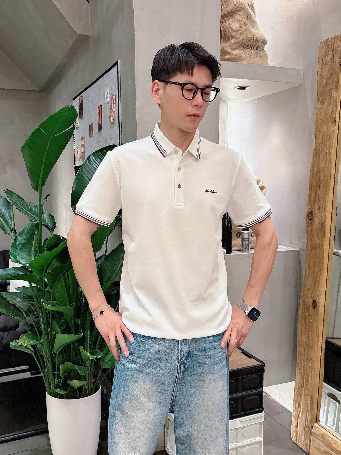 NO:162135,LP High-end Goods Business White-collar workers are a must-have item for individuals in the unit!  Casual business lapel short sleeves, technological fabric, great body feel, smooth texture and great texture!  Good elasticity, no sense of restraint, the fabric has its own breathable mesh, moisture absorption and sweating, quick drying and keeping it dry, small lapel placket-breasted design, showing a straight posture, not soft pedal, simple style, can be used for business and leisure, highly recommended!  Simple, generous, clean and neat, elegant and gentlemanly. The key is the fabric, the key is to quality control, the feel is extremely delicate and smooth, the fabric has a good gloss and upper body skeleton feel, so you can greet mature and quality men's clothing!  Sweat in summer and dry in seconds, a brand new experience. Business commuting and leisure. M-4XL is worn at a maximum of 210 kilograms. Please place an order and report your height and weight!  ,loro piana,T-shirt,alexander wang19860909LP 高端货商务 白领 单位人士必入单品！ 休闲商务翻领短袖,科技面料,体感非常棒,手感顺滑质感很棒！弹性好,无任何束缚感,面料自带透气网孔,吸湿排汗,速干保持干爽,小翻领门襟排扣设计,展露挺拔姿态,不软踏,简约款式,商务休闲都可驾驭,强烈推荐！简单大方干净利落,儒雅绅士风度.高级材质,重点就是面料上,品控的必上,手感极其细腻光滑,面料光泽感和上身骨架感好,打招成熟品质男装！夏天出汗秒干,全新体验 商务通勤休闲 M-4XL最大穿210斤,下单报身高体重！,,loro piana,T-shirt,alexander wang,Men's clothing