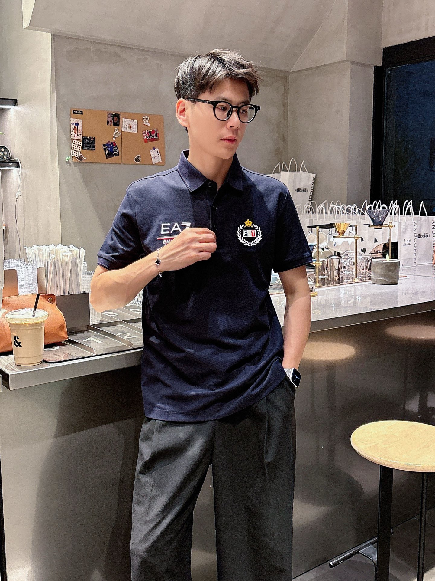 NO:162138,Armani High-end goods business, white-collar workers, must-have items for individuals in the unit!  Casual business lapel short sleeves, technological fabric, great body feel, smooth texture and great texture!  Good elasticity, no sense of restraint, the fabric has its own breathable mesh, moisture absorption and sweating, quick drying and keeping it dry, small lapel placket-breasted design, showing a straight posture, not soft pedal, simple style, can be used for business and leisure, highly recommended!  Simple, generous, clean and neat, elegant and gentlemanly. The key is the fabric, the key is to quality control, the feel is extremely delicate and smooth, the fabric has a good gloss and upper body skeleton feel, so you can greet mature and quality men's clothing!  Sweat in summer and dry in seconds, a brand new experience. Business commuting and leisure. M-4XL is worn at a maximum of 210 kilograms. Please place an order and report your height and weight!  ,armani,T-shirt,alexander wang19860909阿玛尼 高端货商务 白领 单位人士必入单品！ 休闲商务翻领短袖,科技面料,体感非常棒,手感顺滑质感很棒！弹性好,无任何束缚感,面料自带透气网孔,吸湿排汗,速干保持干爽,小翻领门襟排扣设计,展露挺拔姿态,不软踏,简约款式,商务休闲都可驾驭,强烈推荐！简单大方干净利落,儒雅绅士风度.高级材质,重点就是面料上,品控的必上,手感极其细腻光滑,面料光泽感和上身骨架感好,打招成熟品质男装！夏天出汗秒干,全新体验 商务通勤休闲 M-4XL最大穿210斤,下单报身高体重！,,armani,T-shirt,alexander wang,Men's clothing