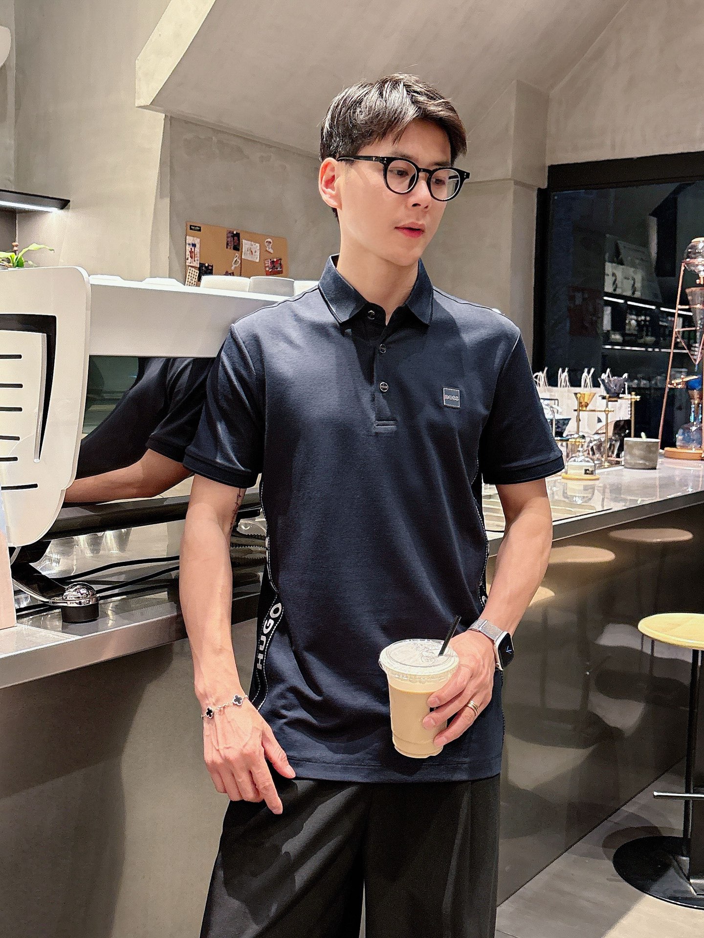 NO:162141,BOSS High-end Goods Business White-collar workers are a must-have item for individuals in the unit!  Casual business lapel short sleeves, technological fabric, great body feel, smooth texture and great texture!  Good elasticity, no sense of restraint, the fabric has its own breathable mesh, moisture absorption and sweating, quick drying and keeping it dry, small lapel placket-breasted design, showing a straight posture, not soft pedal, simple style, can be used for business and leisure, highly recommended!  Simple, generous, clean and neat, elegant and gentlemanly. The key is the fabric, the key is to quality control, the feel is extremely delicate and smooth, the fabric has a good gloss and upper body skeleton feel, so you can greet mature and quality men's clothing!  Sweat in summer and dry in seconds, a brand new experience. Business commuting and leisure. M-4XL is worn at a maximum of 210 kilograms. Please place an order and report your height and weight!  ,T-shirt,alexander wang19860909BOSS 高端货商务 白领 单位人士必入单品！ 休闲商务翻领短袖,科技面料,体感非常棒,手感顺滑质感很棒！弹性好,无任何束缚感,面料自带透气网孔,吸湿排汗,速干保持干爽,小翻领门襟排扣设计,展露挺拔姿态,不软踏,简约款式,商务休闲都可驾驭,强烈推荐！简单大方干净利落,儒雅绅士风度.高级材质,重点就是面料上,品控的必上,手感极其细腻光滑,面料光泽感和上身骨架感好,打招成熟品质男装！夏天出汗秒干,全新体验 商务通勤休闲 M-4XL最大穿210斤,下单报身高体重！,,T-shirt,alexander wang,Men's clothing