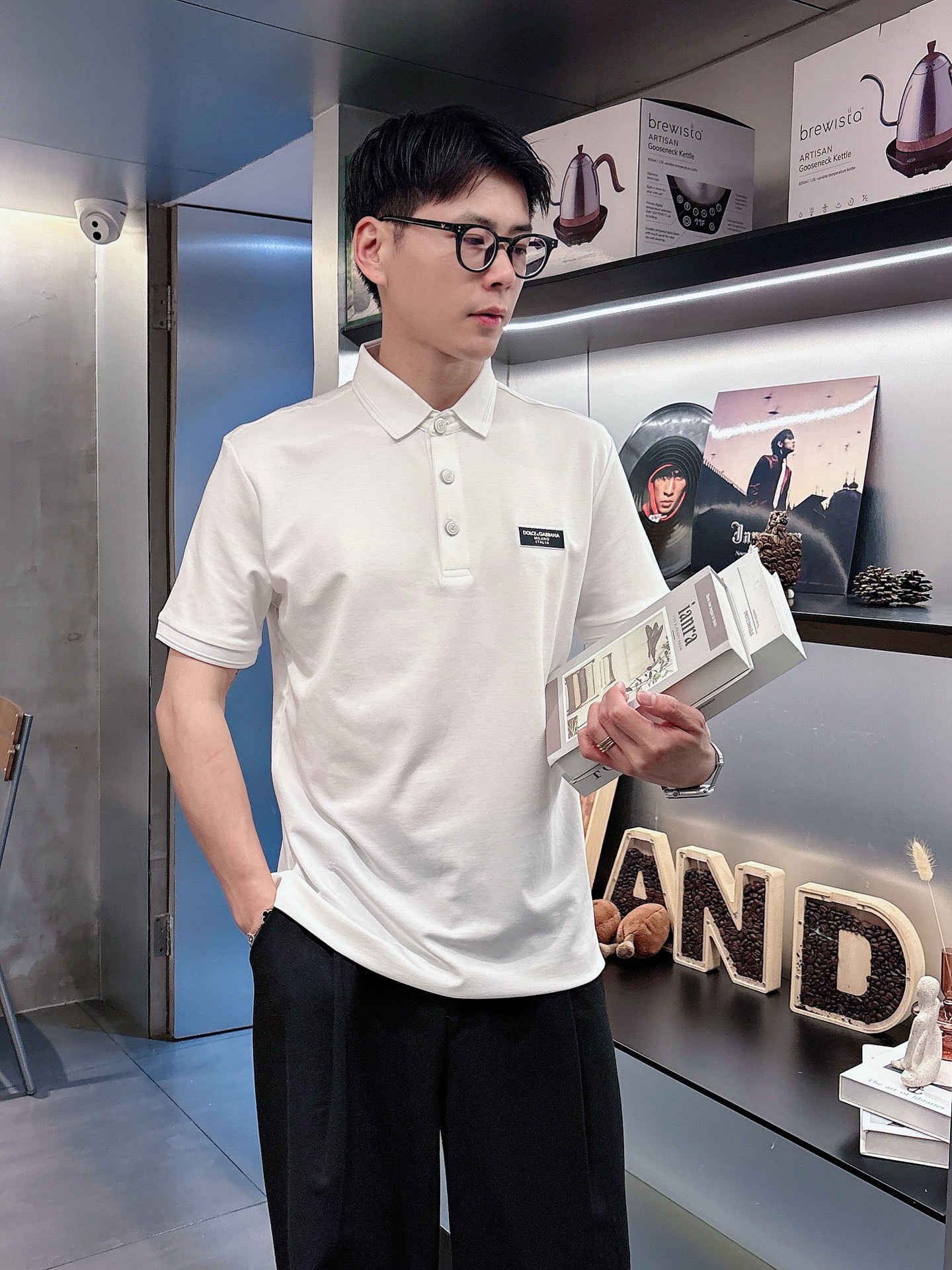 NO:162143,DG High-end Goods Business White-collar workers are a must-have item for individuals in the unit!  Casual business lapel short sleeves, technological fabric, great body feel, smooth texture and great texture!  Good elasticity, no sense of restraint, the fabric has its own breathable mesh, moisture absorption and sweating, quick drying and keeping it dry, small lapel placket-breasted design, showing a straight posture, not soft pedal, simple style, can be used for business and leisure, highly recommended!  Simple, generous, clean and neat, elegant and gentlemanly. The key is the fabric, the key is to quality control, the feel is extremely delicate and smooth, the fabric has a good gloss and upper body skeleton feel, so you can greet mature and quality men's clothing!  Sweat in summer and dry in seconds, a brand new experience. Business commuting and leisure. M-4XL is worn at a maximum of 210 kilograms. Please place an order and report your height and weight!  ,Dolce & Gabbana,T-shirt,alexander wang19860909DG 高端货商务 白领 单位人士必入单品！ 休闲商务翻领短袖,科技面料,体感非常棒,手感顺滑质感很棒！弹性好,无任何束缚感,面料自带透气网孔,吸湿排汗,速干保持干爽,小翻领门襟排扣设计,展露挺拔姿态,不软踏,简约款式,商务休闲都可驾驭,强烈推荐！简单大方干净利落,儒雅绅士风度.高级材质,重点就是面料上,品控的必上,手感极其细腻光滑,面料光泽感和上身骨架感好,打招成熟品质男装！夏天出汗秒干,全新体验 商务通勤休闲 M-4XL最大穿210斤,下单报身高体重！,,Dolce&Gabbana,T-shirt,alexander wang,Men's clothing