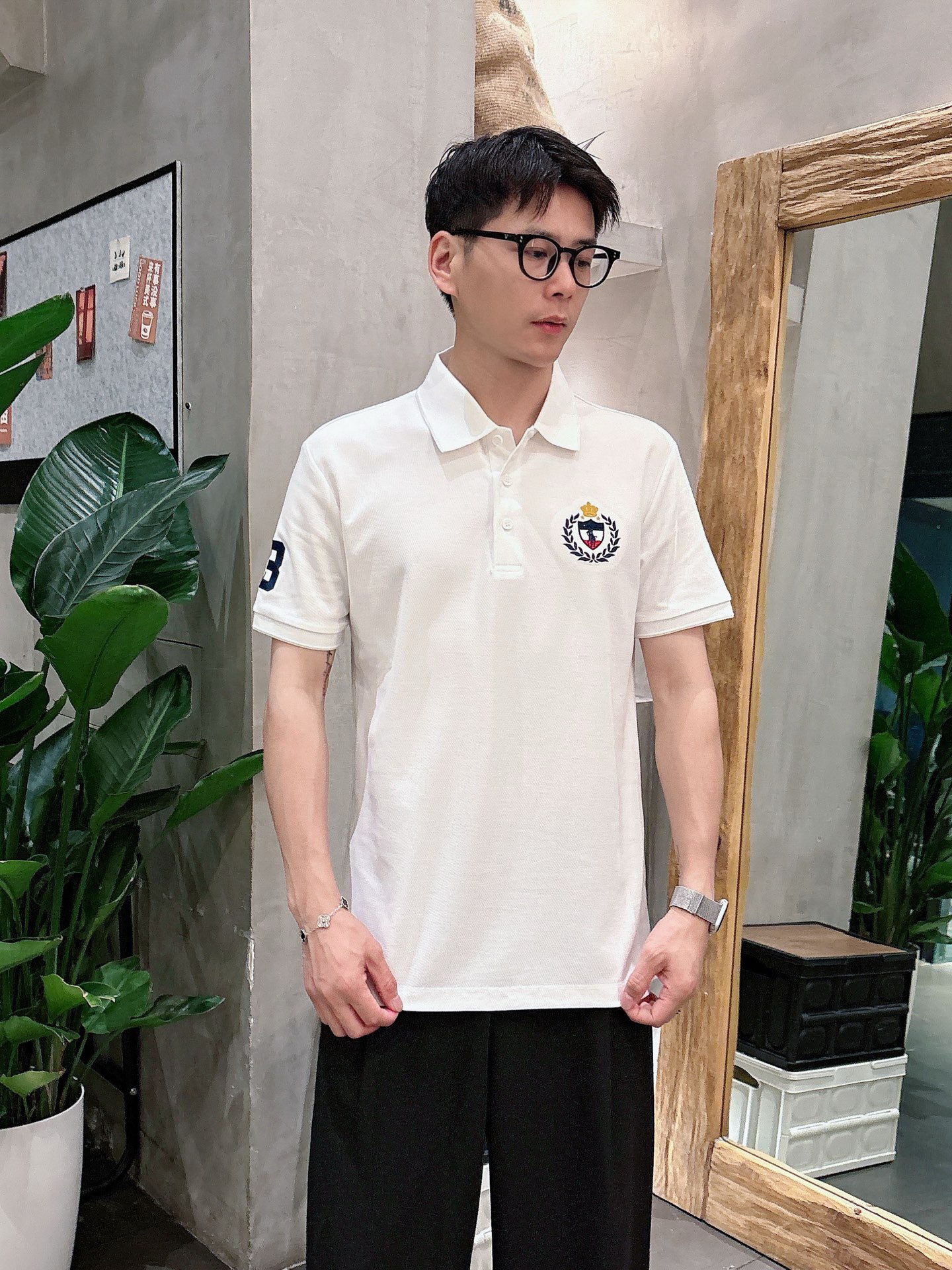 NO:162146,Polo high-end goods business, white-collar workers, must-have items for individuals in the unit!  Casual business lapel short sleeves, technological fabric, great body feel, smooth texture and great texture!  Good elasticity, no sense of restraint, the fabric has its own breathable mesh, moisture absorption and sweating, quick drying and keeping it dry, small lapel placket-breasted design, showing a straight posture, not soft pedal, simple style, can be used for business and leisure, highly recommended!  Simple, generous, clean and neat, elegant and gentlemanly. The key is the fabric, the key is to quality control, the feel is extremely delicate and smooth, the fabric has a good gloss and upper body skeleton feel, so you can greet mature and quality men's clothing!  Sweat in summer and dry in seconds, a brand new experience. Business commuting and leisure. M-4XL is worn at a maximum of 210 kilograms. Please place an order and report your height and weight!  ,T-shirt,alexander wang19860909Polo 高端货商务 白领 单位人士必入单品！ 休闲商务翻领短袖,科技面料,体感非常棒,手感顺滑质感很棒！弹性好,无任何束缚感,面料自带透气网孔,吸湿排汗,速干保持干爽,小翻领门襟排扣设计,展露挺拔姿态,不软踏,简约款式,商务休闲都可驾驭,强烈推荐！简单大方干净利落,儒雅绅士风度.高级材质,重点就是面料上,品控的必上,手感极其细腻光滑,面料光泽感和上身骨架感好,打招成熟品质男装！夏天出汗秒干,全新体验 商务通勤休闲 M-4XL最大穿210斤,下单报身高体重！,,T-shirt,alexander wang,Men's clothing