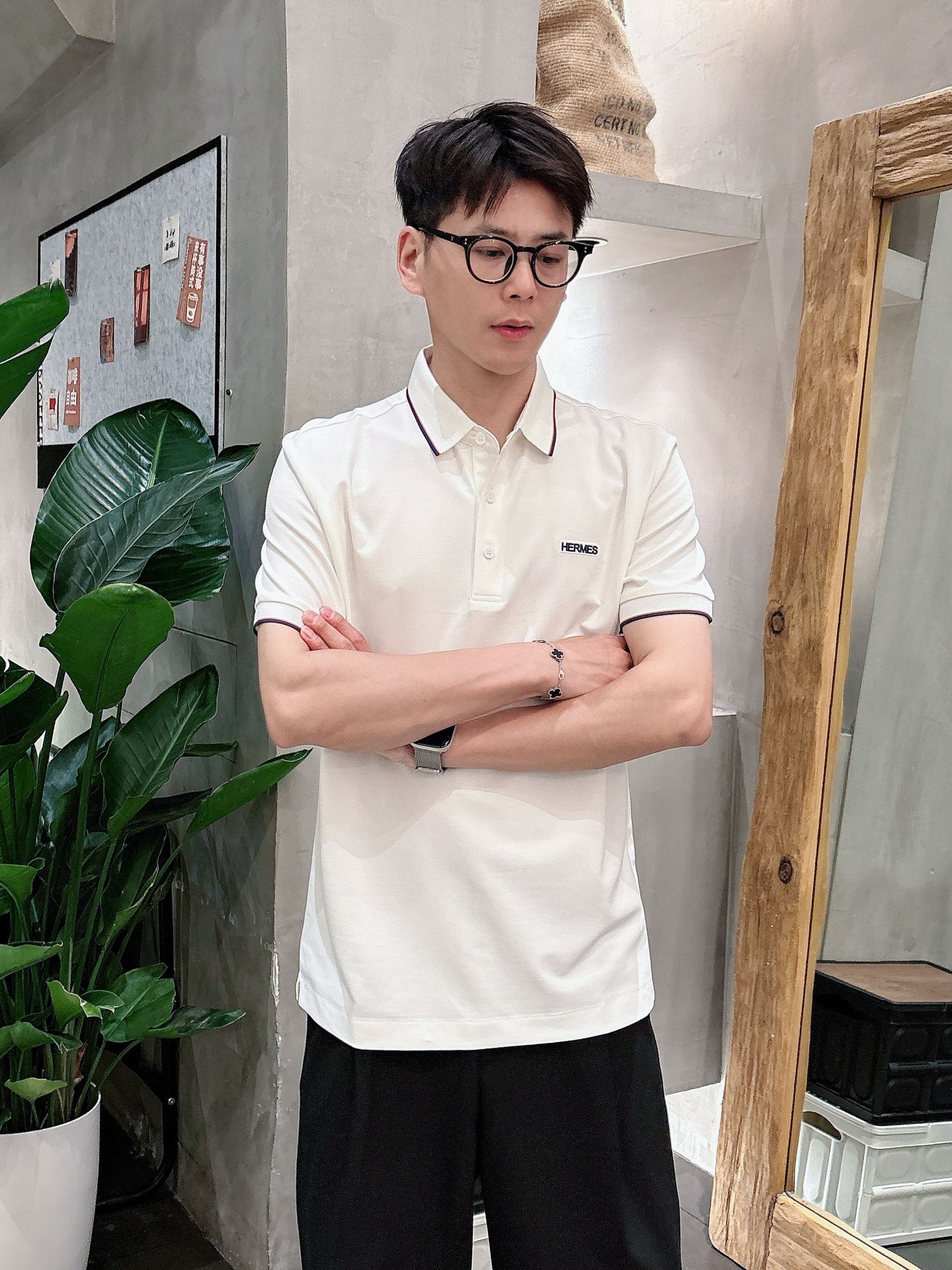 NO:162148,Hermes High-end Goods Business White-collar workers are a must-have item for individuals in the unit!  Casual business lapel short sleeves, technological fabric, great body feel, smooth texture and great texture!  Good elasticity, no sense of restraint, the fabric has its own breathable mesh, moisture absorption and sweating, quick drying and keeping it dry, small lapel placket-breasted design, showing a straight posture, not soft pedal, simple style, can be used for business and leisure, highly recommended!  Simple, generous, clean and neat, elegant and gentlemanly. The key is the fabric, the key is to quality control, the feel is extremely delicate and smooth, the fabric has a good gloss and upper body skeleton feel, so you can greet mature and quality men's clothing!  Sweat in summer and dry in seconds, a brand new experience. Business commuting and leisure. M-4XL is worn at a maximum of 210 kilograms. Please place an order and report your height and weight!  , hermes, T-shirt,alexander wang19860909爱马仕 高端货商务 白领 单位人士必入单品！ 休闲商务翻领短袖,科技面料,体感非常棒,手感顺滑质感很棒！弹性好,无任何束缚感,面料自带透气网孔,吸湿排汗,速干保持干爽,小翻领门襟排扣设计,展露挺拔姿态,不软踏,简约款式,商务休闲都可驾驭,强烈推荐！简单大方干净利落,儒雅绅士风度.高级材质,重点就是面料上,品控的必上,手感极其细腻光滑,面料光泽感和上身骨架感好,打招成熟品质男装！夏天出汗秒干,全新体验 商务通勤休闲 M-4XL最大穿210斤,下单报身高体重！,,hermes,T-shirt,alexander wang,Men's clothing