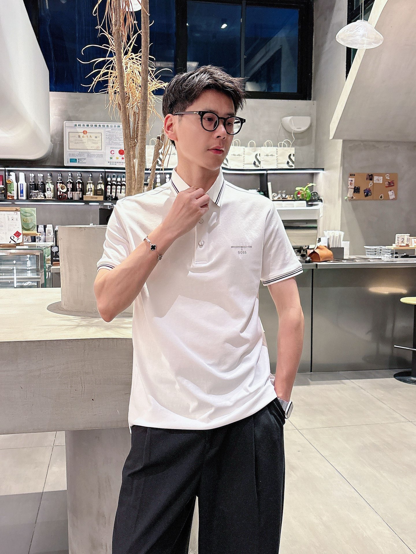 NO:162150,BOSS High-end Goods Business White-collar workers are a must-have item for individuals in the unit!  Casual business lapel short sleeves, technological fabric, great body feel, smooth texture and great texture!  Good elasticity, no sense of restraint, the fabric has its own breathable mesh, moisture absorption and sweating, quick drying and keeping it dry, small lapel placket-breasted design, showing a straight posture, not soft pedal, simple style, can be used for business and leisure, highly recommended!  Simple, generous, clean and neat, elegant and gentlemanly. The key is the fabric, the key is to quality control, the feel is extremely delicate and smooth, the fabric has a good gloss and upper body skeleton feel, so you can greet mature and quality men's clothing!  Sweat in summer and dry in seconds, a brand new experience. Business commuting and leisure. M-4XL is worn at a maximum of 210 kilograms. Please place an order and report your height and weight!  ,T-shirt,alexander wang19860909BOSS 高端货商务 白领 单位人士必入单品！ 休闲商务翻领短袖,科技面料,体感非常棒,手感顺滑质感很棒！弹性好,无任何束缚感,面料自带透气网孔,吸湿排汗,速干保持干爽,小翻领门襟排扣设计,展露挺拔姿态,不软踏,简约款式,商务休闲都可驾驭,强烈推荐！简单大方干净利落,儒雅绅士风度.高级材质,重点就是面料上,品控的必上,手感极其细腻光滑,面料光泽感和上身骨架感好,打招成熟品质男装！夏天出汗秒干,全新体验 商务通勤休闲 M-4XL最大穿210斤,下单报身高体重！,,T-shirt,alexander wang,Men's clothing