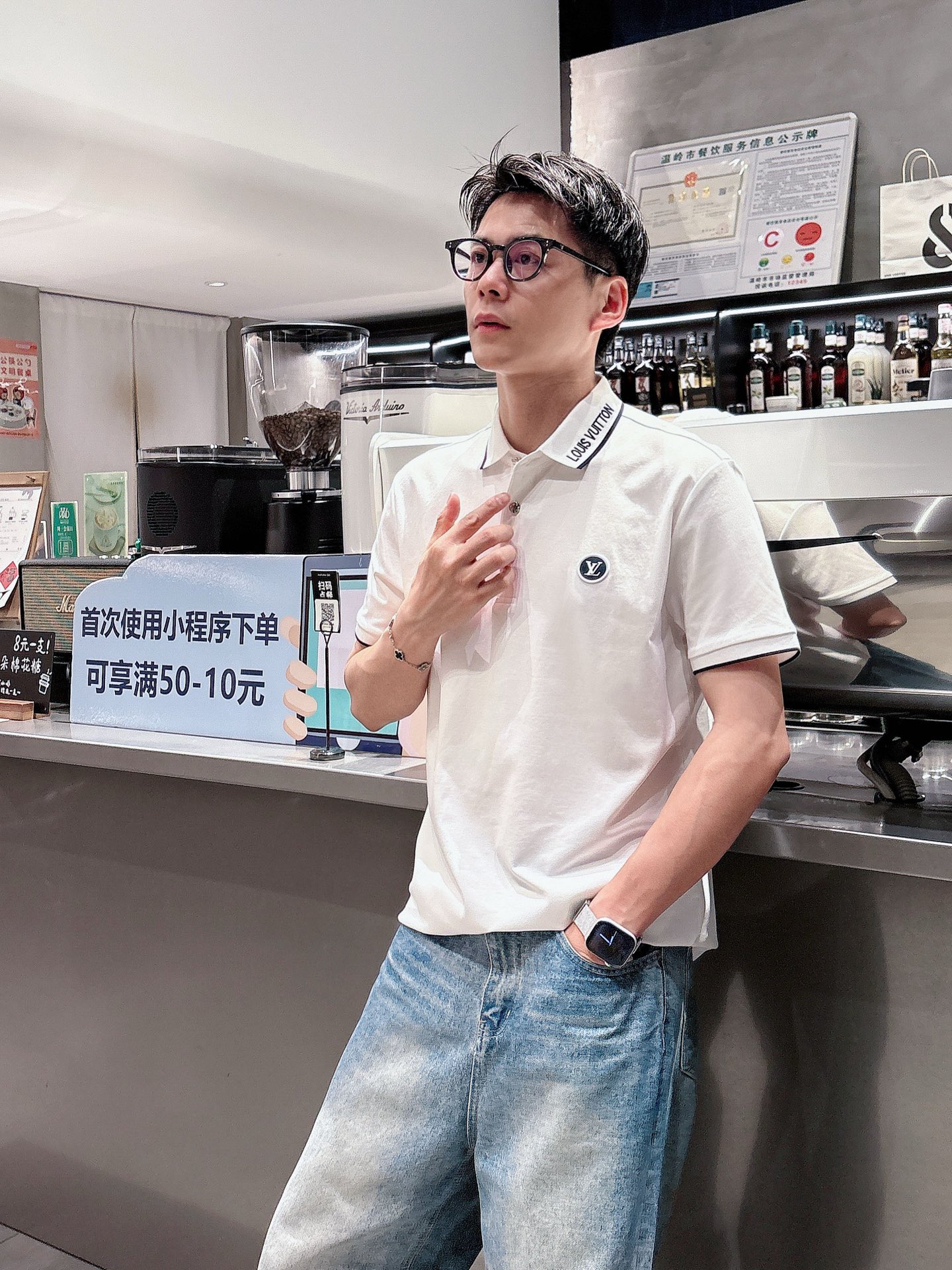 NO:162152,LV high-end goods business white-collar workers are a must-have item for individuals in the unit!  Casual business lapel short sleeves, technological fabric, great body feel, smooth texture and great texture!  Good elasticity, no sense of restraint, the fabric has its own breathable mesh, moisture absorption and sweating, quick drying and keeping it dry, small lapel placket-breasted design, showing a straight posture, not soft pedal, simple style, can be used for business and leisure, highly recommended!  Simple, generous, clean and neat, elegant and gentlemanly. The key is the fabric, the key is to quality control, the feel is extremely delicate and smooth, the fabric has a good gloss and upper body skeleton feel, so you can greet mature and quality men's clothing!  Sweat in summer and dry in seconds, a brand new experience. Business commuting and leisure. M-4XL is worn at a maximum of 210 kilograms. Please place an order and report your height and weight!  ,,louis vuitton,T-shirt,alexander wang19860909LV 高端货商务 白领 单位人士必入单品！ 休闲商务翻领短袖,科技面料,体感非常棒,手感顺滑质感很棒！弹性好,无任何束缚感,面料自带透气网孔,吸湿排汗,速干保持干爽,小翻领门襟排扣设计,展露挺拔姿态,不软踏,简约款式,商务休闲都可驾驭,强烈推荐！简单大方干净利落,儒雅绅士风度.高级材质,重点就是面料上,品控的必上,手感极其细腻光滑,面料光泽感和上身骨架感好,打招成熟品质男装！夏天出汗秒干,全新体验 商务通勤休闲 M-4XL最大穿210斤,下单报身高体重！,,louis vuitton,T-shirt,alexander wang,Men's clothing