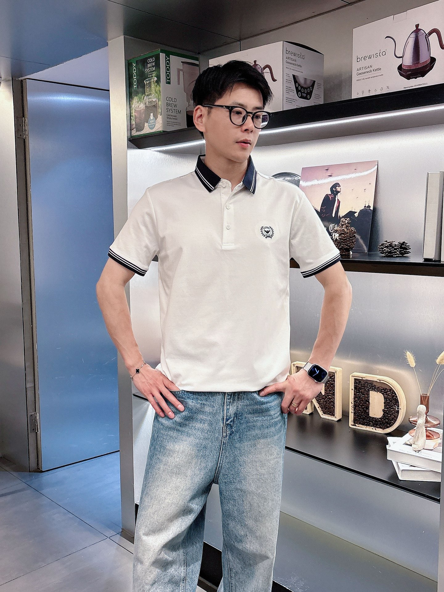 NO:162154,Armani High-end goods business, white-collar workers, must-have items for individuals in the unit!  Casual business lapel short sleeves, technological fabric, great body feel, smooth texture and great texture!  Good elasticity, no sense of restraint, the fabric has its own breathable mesh, moisture absorption and sweating, quick drying and keeping it dry, small lapel placket-breasted design, showing a straight posture, not soft pedal, simple style, can be used for business and leisure, highly recommended!  Simple, generous, clean and neat, elegant and gentlemanly. The key is the fabric, the key is to quality control, the feel is extremely delicate and smooth, the fabric has a good gloss and upper body skeleton feel, so you can greet mature and quality men's clothing!  Sweat in summer and dry in seconds, a brand new experience. Business commuting and leisure. M-4XL is worn at a maximum of 210 kilograms. Please place an order and report your height and weight!  ,armani,T-shirt,alexander wang19860909阿玛尼 高端货商务 白领 单位人士必入单品！ 休闲商务翻领短袖,科技面料,体感非常棒,手感顺滑质感很棒！弹性好,无任何束缚感,面料自带透气网孔,吸湿排汗,速干保持干爽,小翻领门襟排扣设计,展露挺拔姿态,不软踏,简约款式,商务休闲都可驾驭,强烈推荐！简单大方干净利落,儒雅绅士风度.高级材质,重点就是面料上,品控的必上,手感极其细腻光滑,面料光泽感和上身骨架感好,打招成熟品质男装！夏天出汗秒干,全新体验 商务通勤休闲 M-4XL最大穿210斤,下单报身高体重！,,armani,T-shirt,alexander wang,Men's clothing