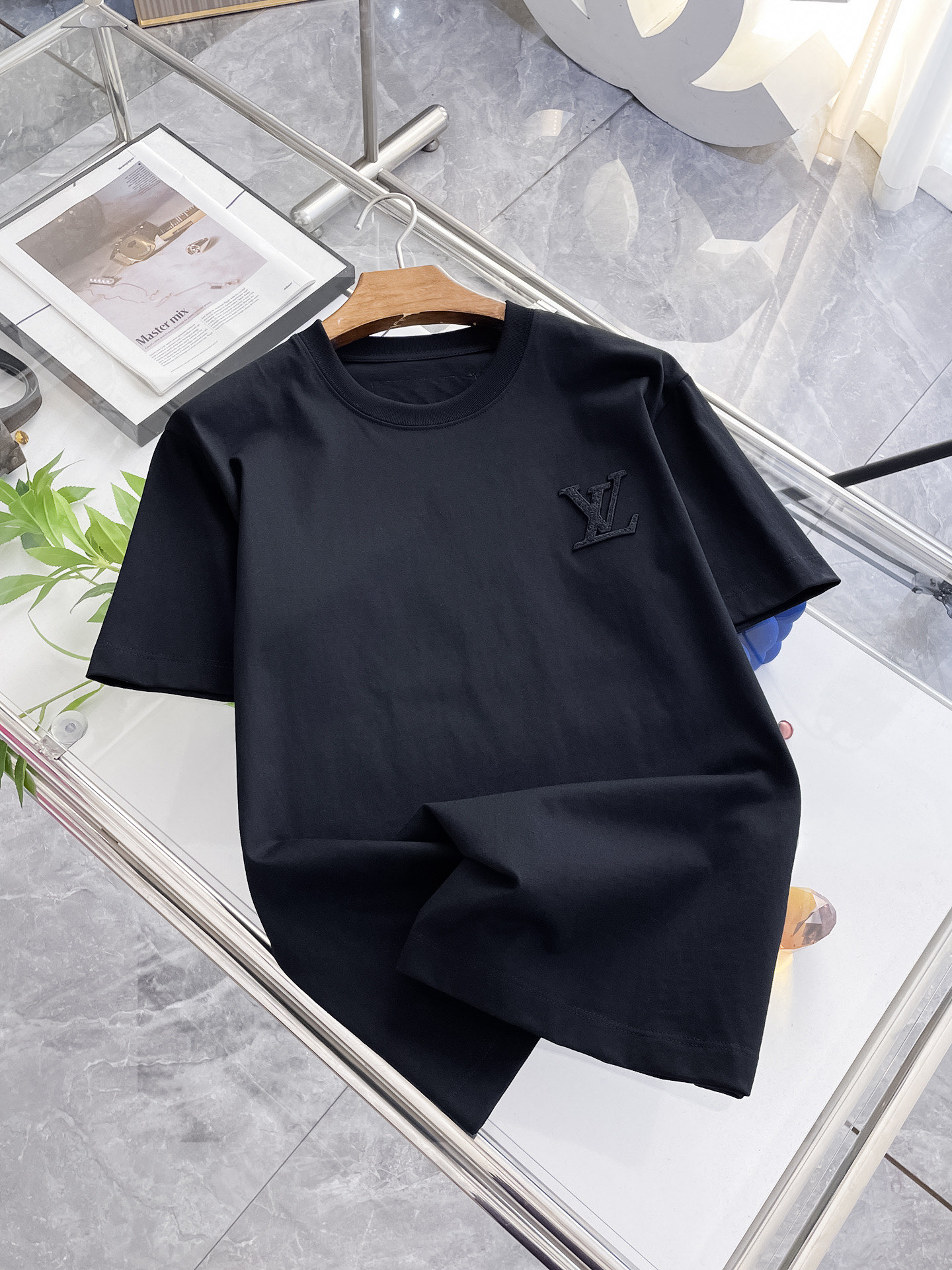 NO:452494,LV has three specifications. The new summer new short-sleeved products are available at the same time as the counter, original singles are ruthless, fashionable imported original technology fabric, comfortable and breathable on the upper body, original customized hardware and accessories, handsome and stylish on the upper body, complete three specifications, recommended style, extremely high grade, purchasing grade number M-3XL,,louis vuitton, T-shirt, alexander wang19860909LV 三标齐全. 夏季新款最新品短袖,专柜同步有售,原单狠货,时尚进口原版科技面料,上身舒适透气,原版定制五金辅料,上身帅气有型,三标齐全,推荐款,档次极高,代购级码数M-3XL,,louis vuitton,T-shirt,alexander wang,Men's clothing