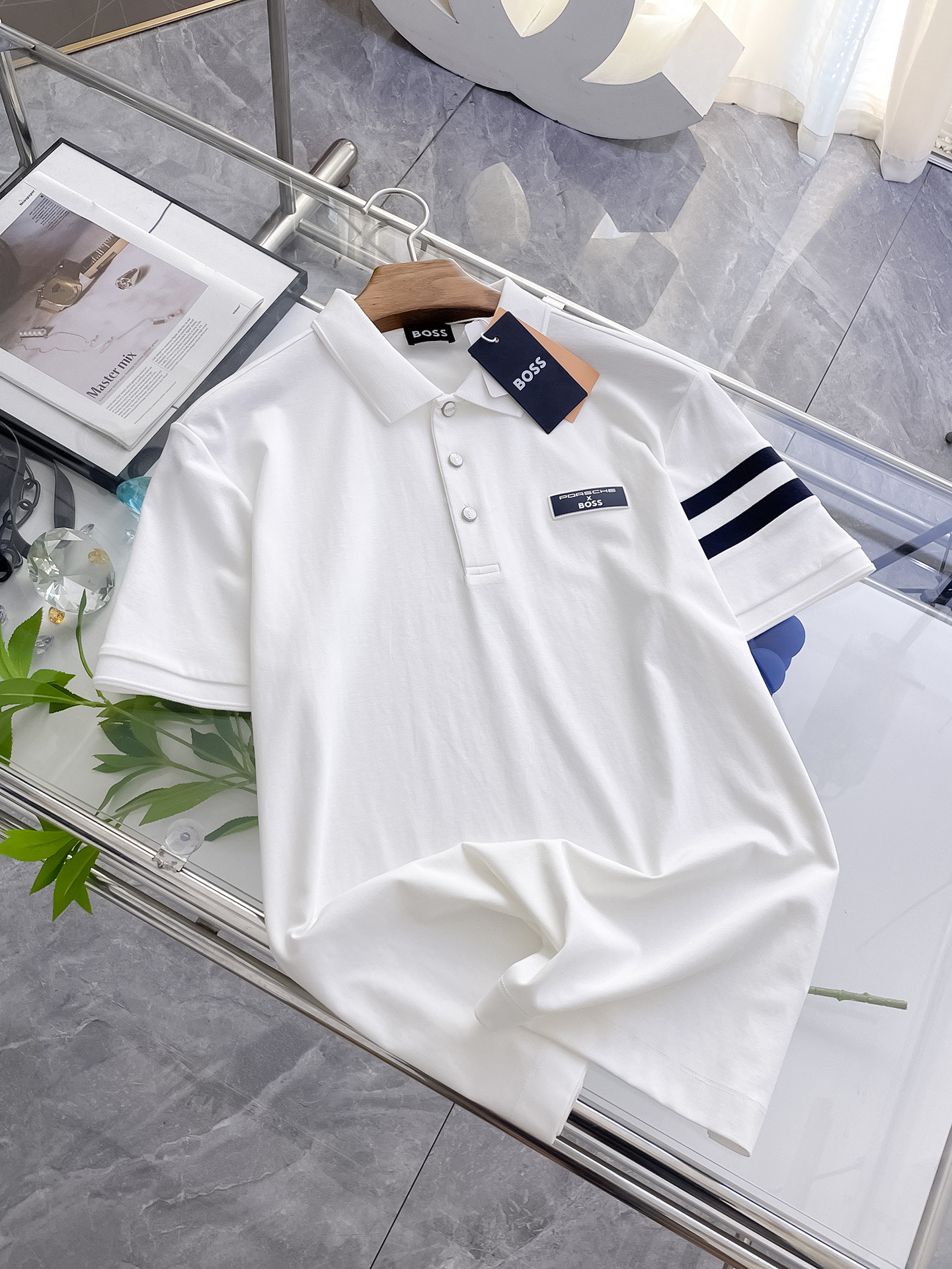 NO:159056,BOSS high-end goods business, white-collar workers, must-have items for individuals in the unit!  Casual business lapel short sleeves, technological fabric, great body feel, smooth texture and great texture!  Good elasticity, no sense of restraint, the fabric has its own breathable mesh, moisture absorption and sweating, quick drying and keeping it dry, small lapel placket-breasted design, showing a straight posture, not soft pedal, simple style, can be used for business and leisure, highly recommended!  Simple, generous, clean and neat, elegant and gentlemanly. The key is the fabric, the key is to quality control, the feel is extremely delicate and smooth, the fabric has a good gloss and upper body skeleton feel, so you can greet mature and quality men's clothing!  Sweat in summer and dry in seconds, a brand new experience. Business commuting and leisure. M-4XL is worn at a maximum of 210 kilograms. Please place an order and report your height and weight!  ,T-shirt,alexander wang19860909BOSS高端货商务 白领 单位人士必入单品！ 休闲商务翻领短袖,科技面料,体感非常棒,手感顺滑质感很棒！弹性好,无任何束缚感,面料自带透气网孔,吸湿排汗,速干保持干爽,小翻领门襟排扣设计,展露挺拔姿态,不软踏,简约款式,商务休闲都可驾驭,强烈推荐！简单大方干净利落,儒雅绅士风度.高级材质,重点就是面料上,品控的必上,手感极其细腻光滑,面料光泽感和上身骨架感好,打招成熟品质男装！夏天出汗秒干,全新体验 商务通勤休闲 M-4XL最大穿210斤,下单报身高体重！,,T-shirt,alexander wang,Men's clothing